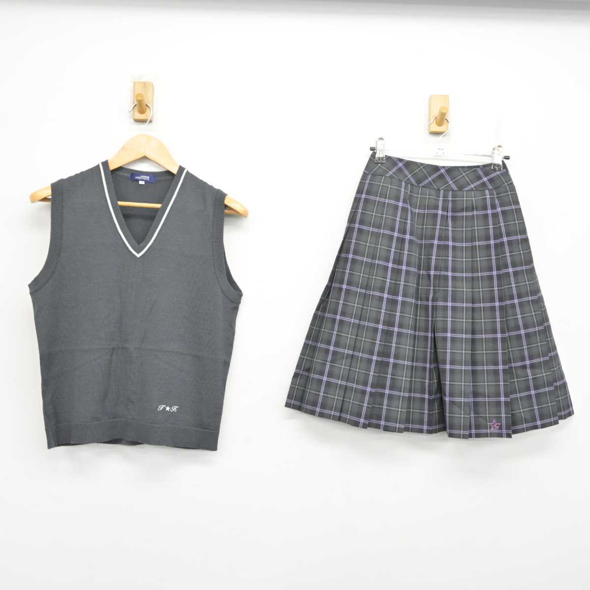 【中古】大阪府 大正白稜高等学校 女子制服 2点 (ニットベスト・スカート) sf079347