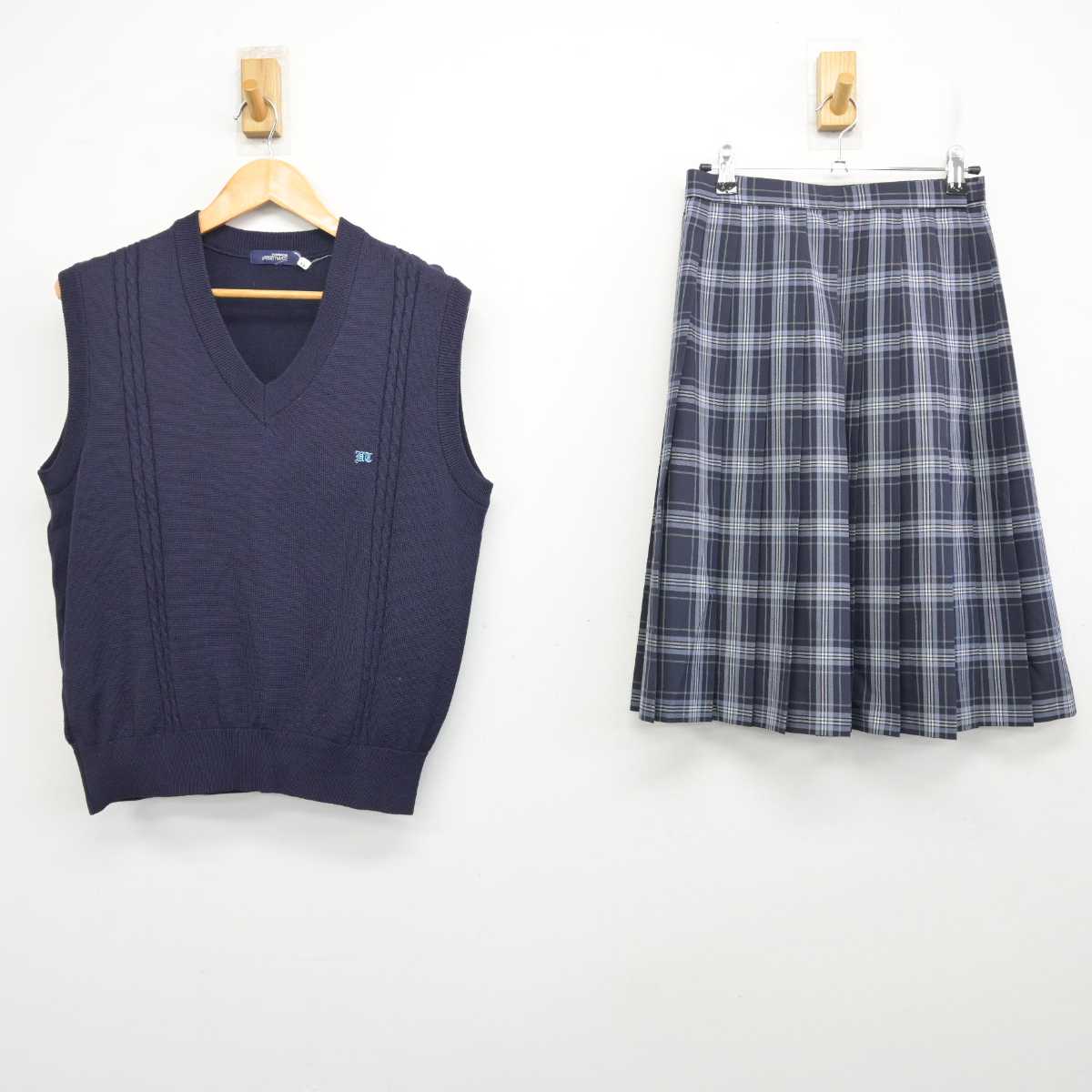 【中古】埼玉県 花咲徳栄高等学校 女子制服 2点 (ニットベスト・スカート) sf080988