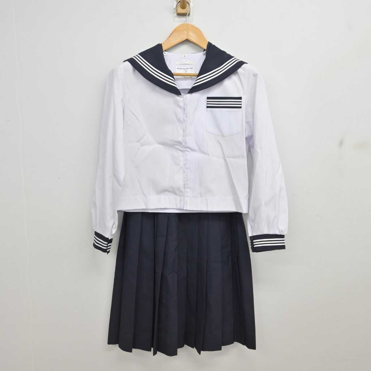 【中古】青森県 弘前市立第三中学校 女子制服 2点 (セーラー服・スカート) sf081382