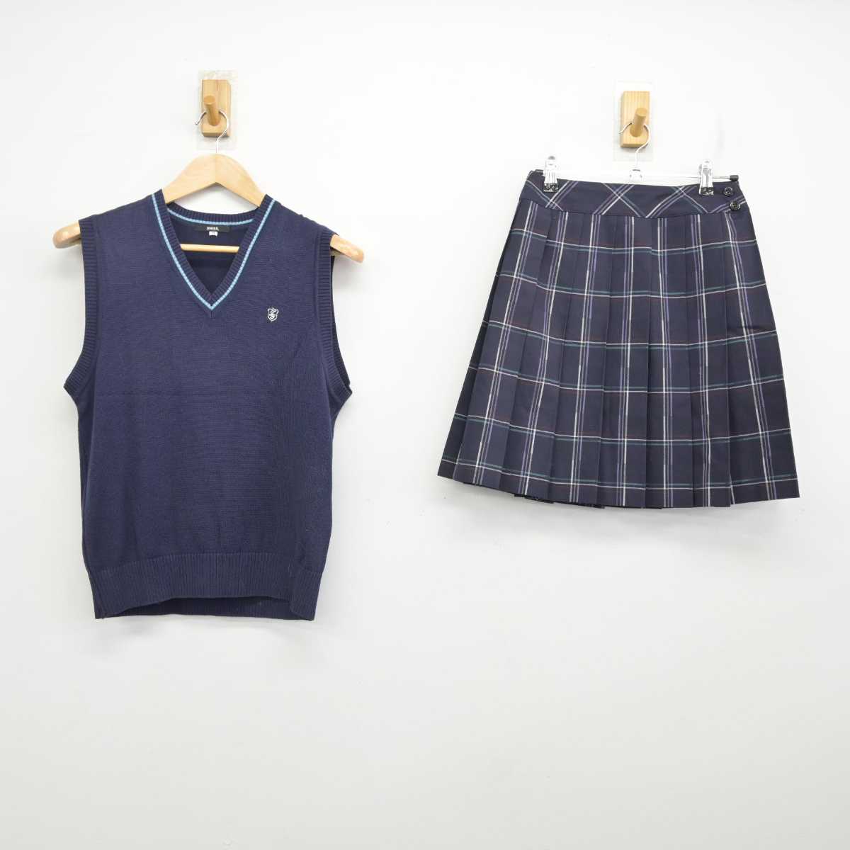 【中古】神奈川県 高木学園女子高等学校 女子制服 2点 (ニットベスト・スカート) sf082286