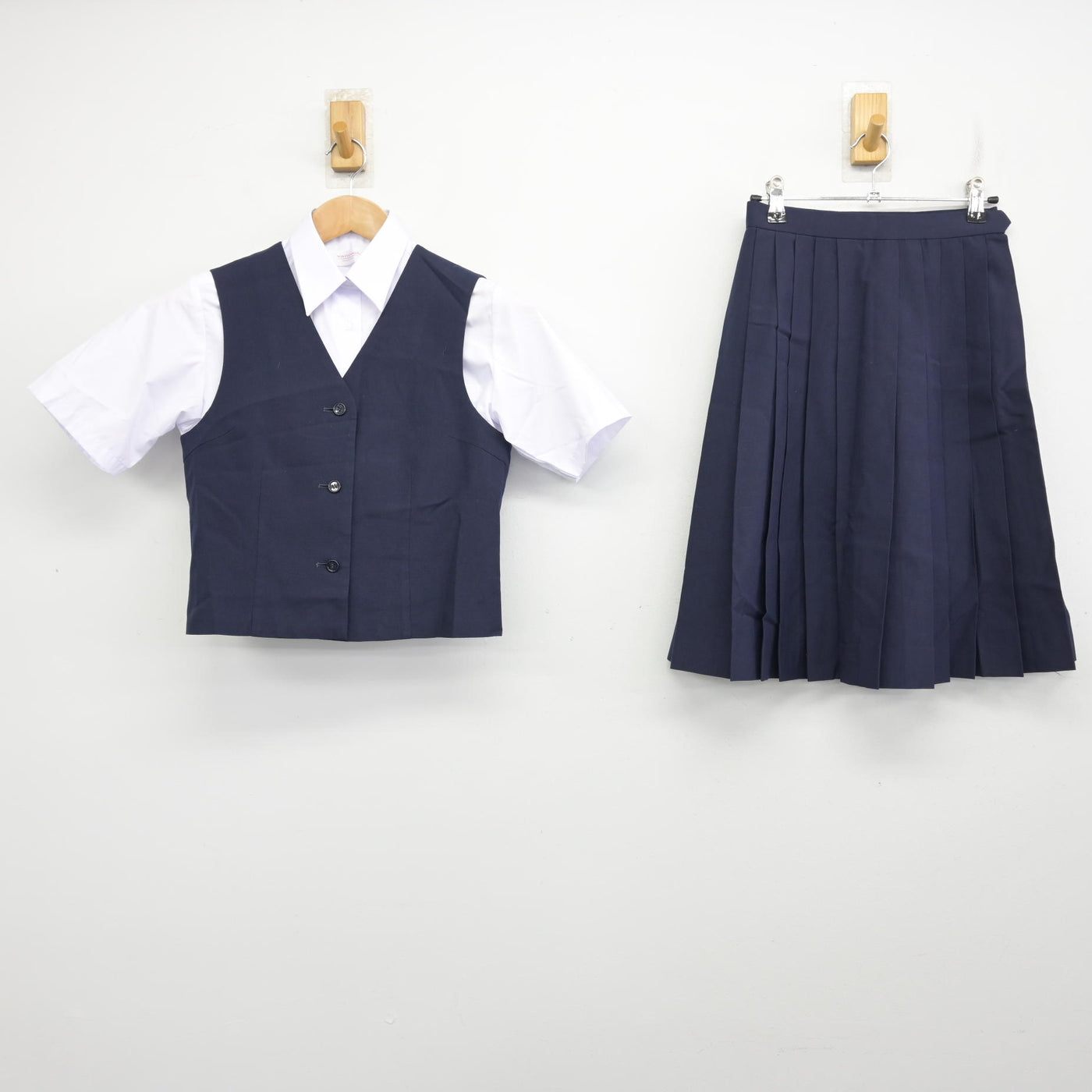 【中古】埼玉県 里中学校 女子制服 3点 (ベスト・シャツ・スカート) sf090571