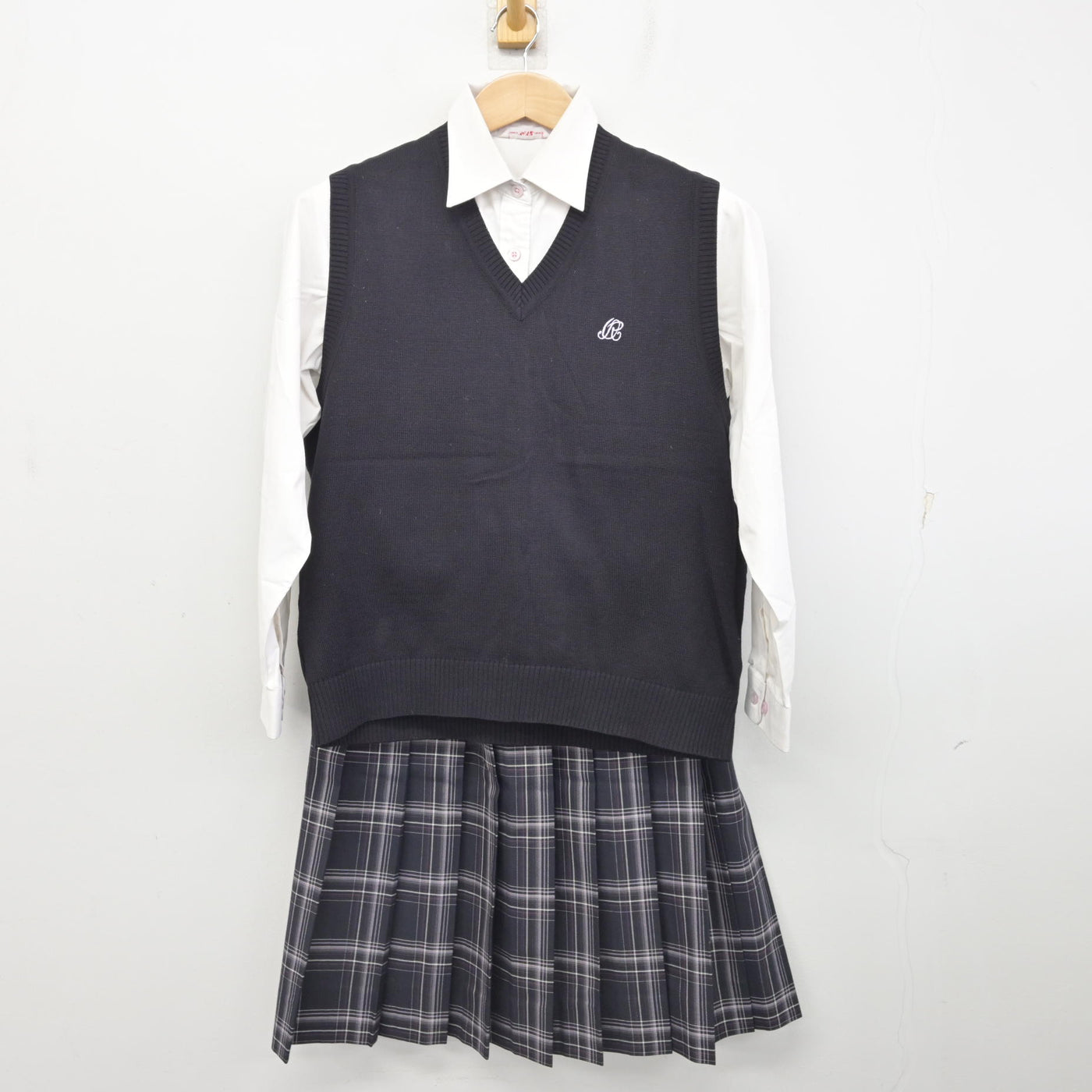 【中古】埼玉県 大妻嵐山高等学校 女子制服 3点 (ニットベスト・シャツ・スカート) sf090729