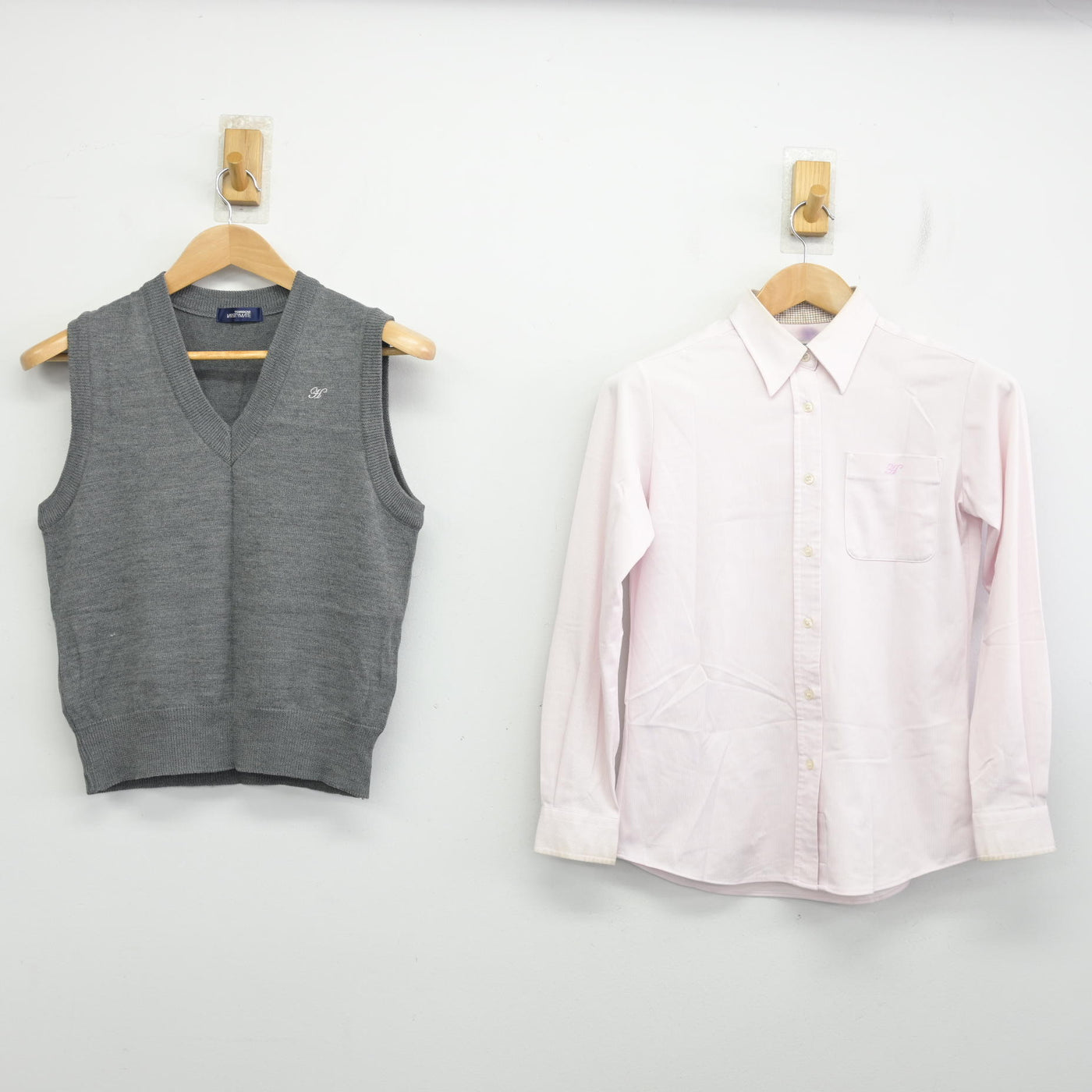 【中古】鹿児島県 鳳凰高等学校 女子制服 2点 (ニットベスト・シャツ) sf091076