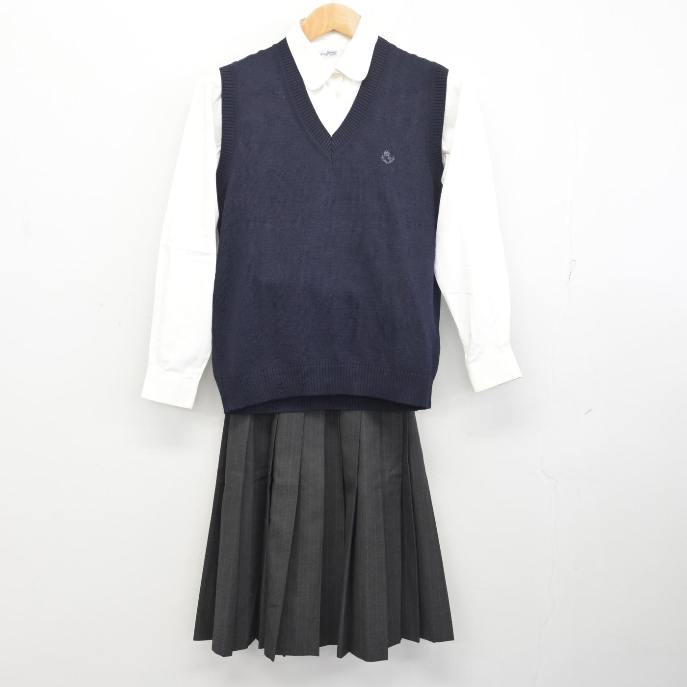 【中古】愛知県 誠信高等学校 女子制服 3点 (ニットベスト・シャツ・スカート) sf091088