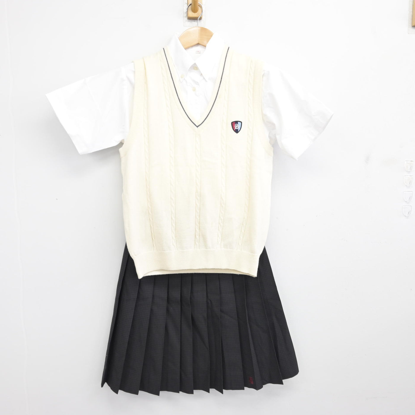 【中古】岡山県 西大寺高等学校 女子制服 3点 (ニットベスト・シャツ・スカート) sf091195