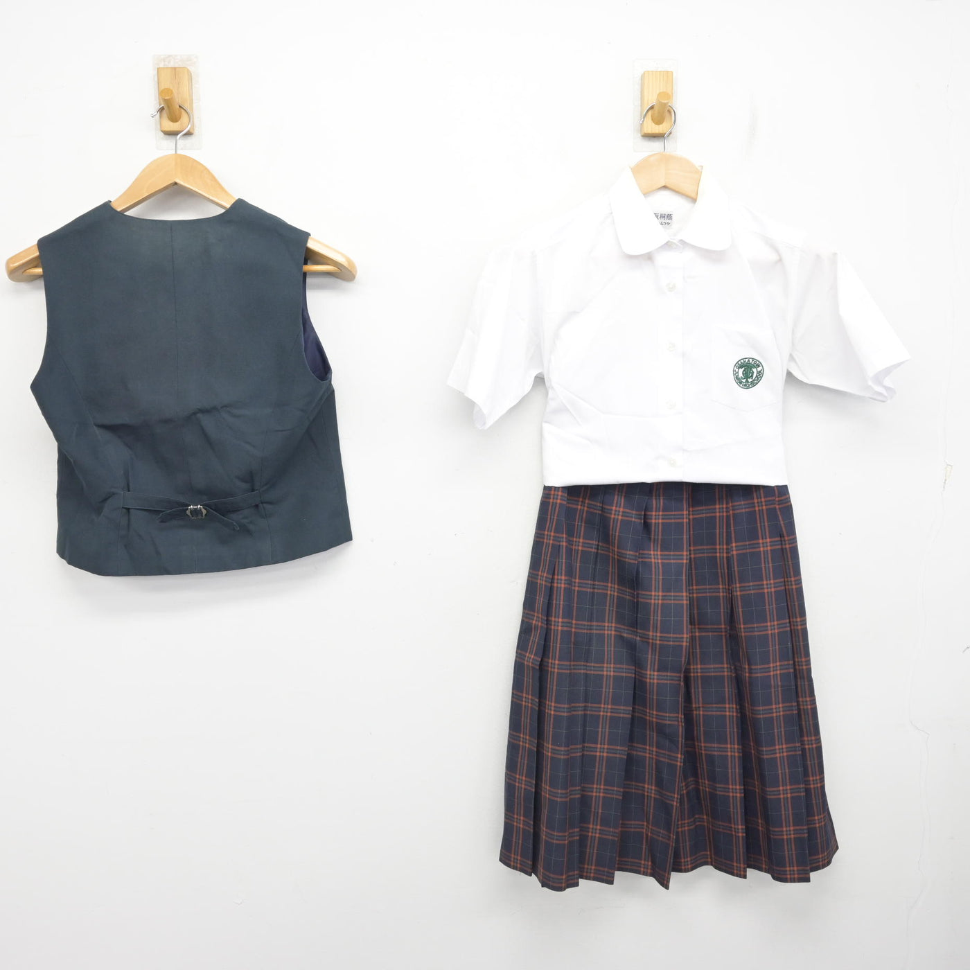 【中古】大阪府 大阪桐蔭中学校・高等学校 女子制服 3点 (ベスト・シャツ・スカート) sf091303