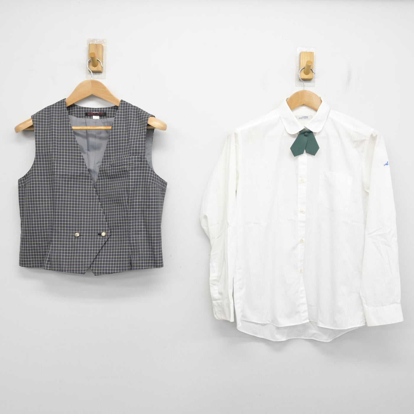 【中古】佐賀県 有田工業高等学校 女子制服 3点 (ベスト・シャツ) sf091322