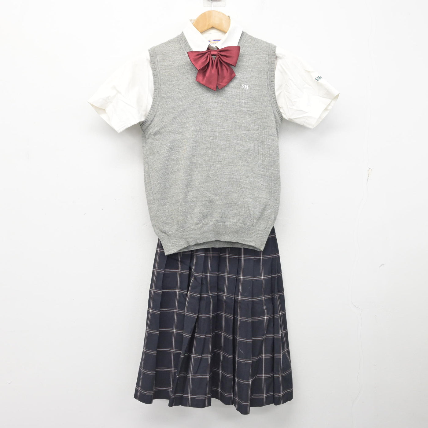 【中古】埼玉県 栄東高等学校 女子制服 4点 (ニットベスト・シャツ・スカート) sf091335