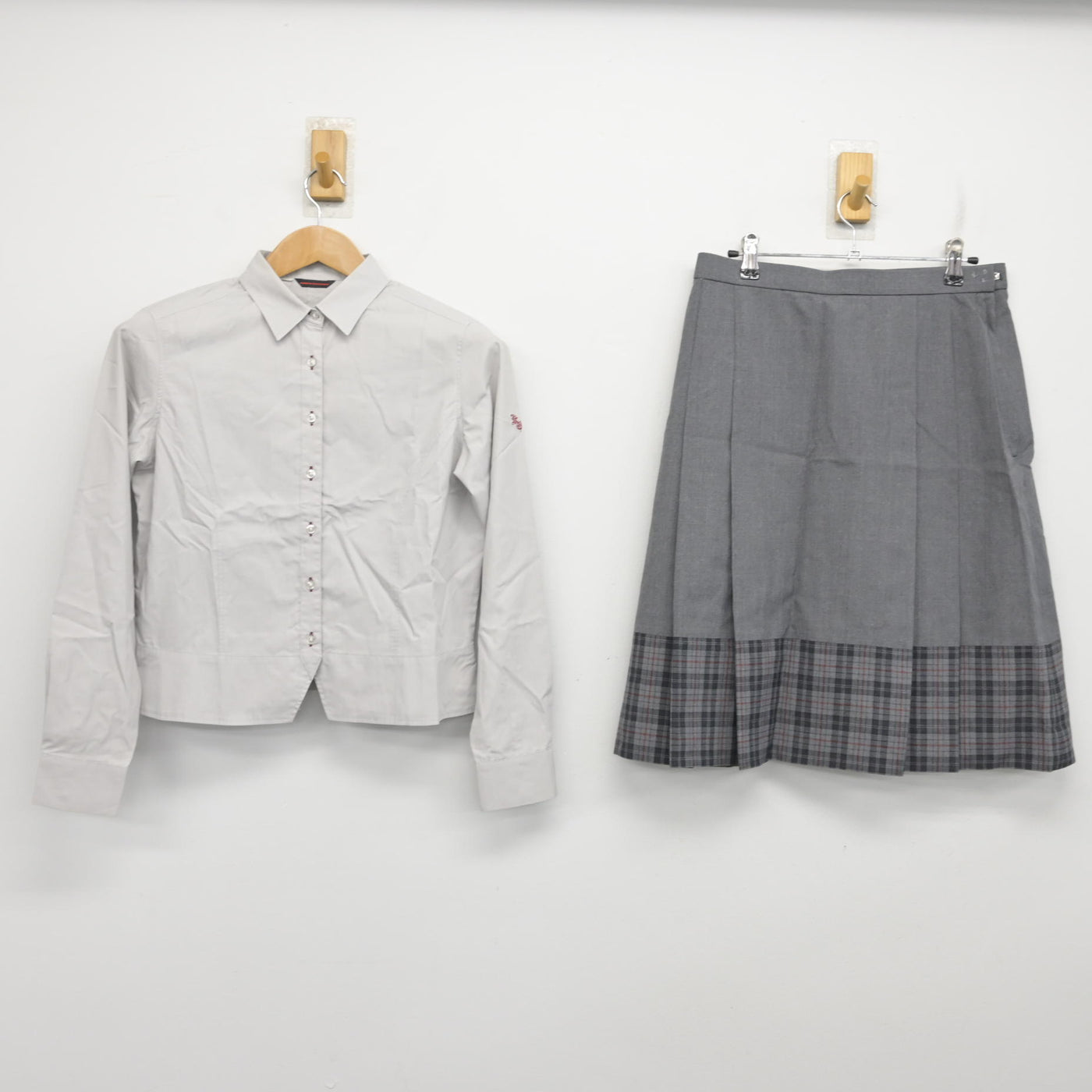 【中古】神奈川県 北鎌倉女子学園高等学校 女子制服 2点 (シャツ・スカート) sf091345