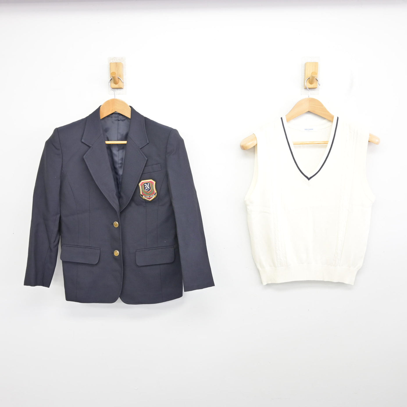 【中古】埼玉県 新曽中学校 女子制服 2点 (ブレザー・ニットベスト) sf091565