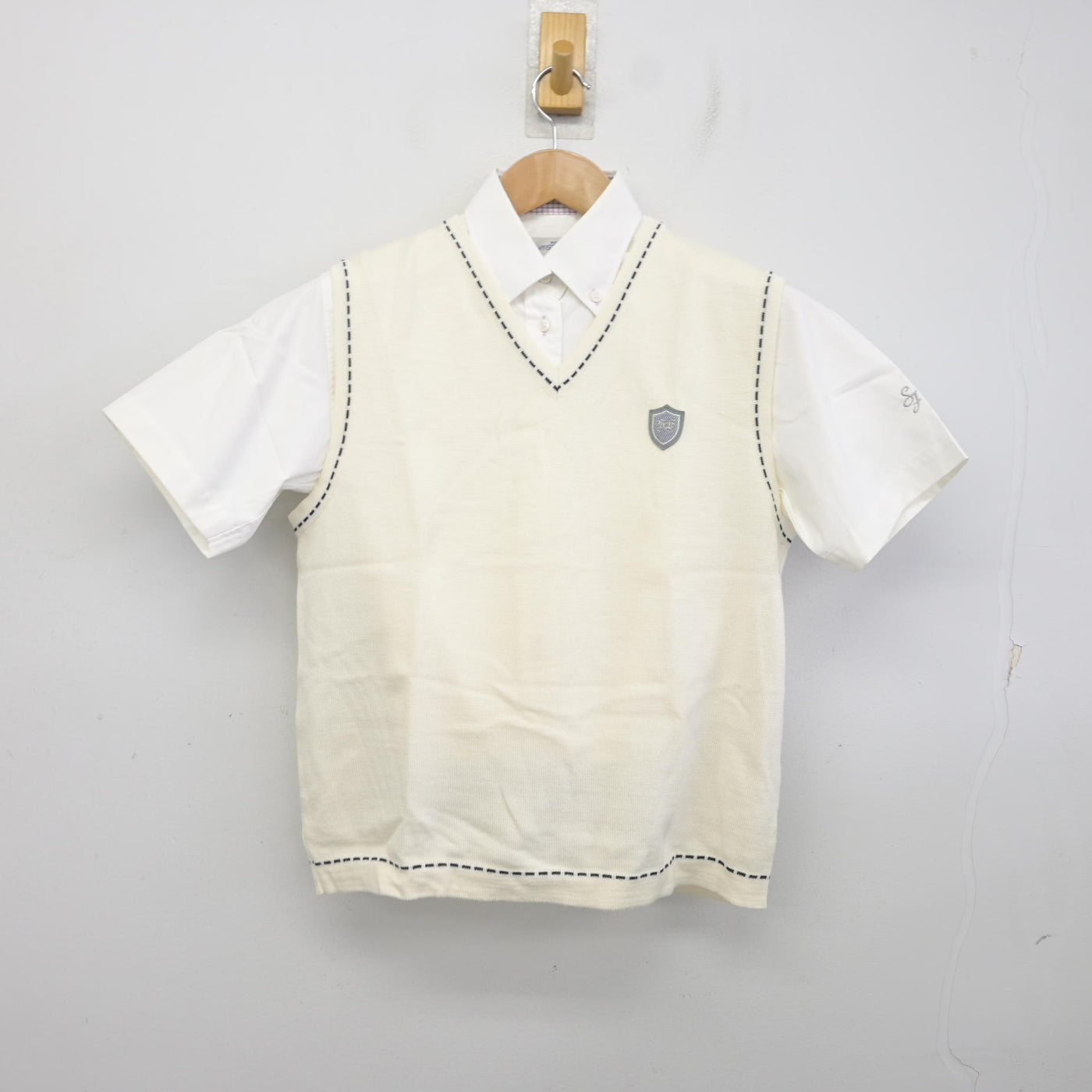 【中古】埼玉県 正智深谷高等学校 女子制服 2点 (ニットベスト・シャツ) sf094930