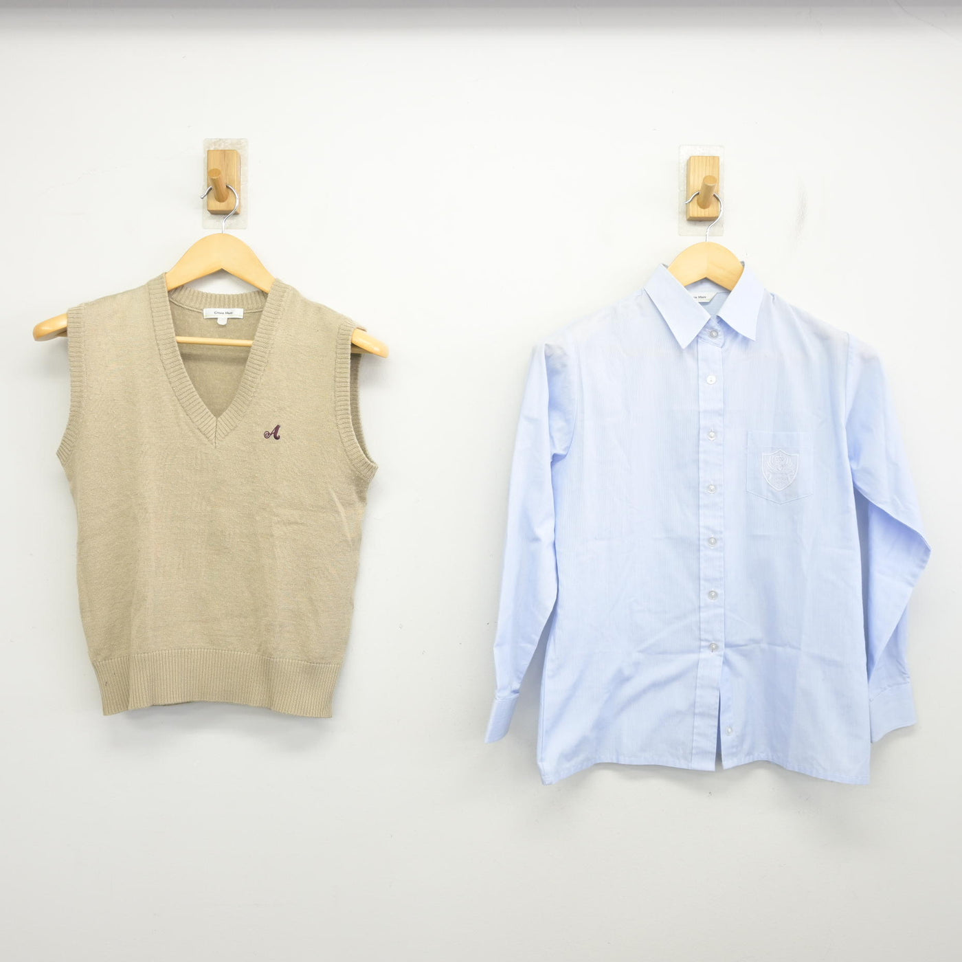 【中古】東京都 愛国中学校・高等学校 女子制服 2点 (ニットベスト・シャツ) sf097690