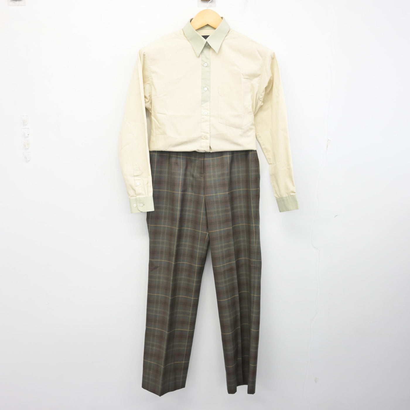【中古】群馬県  高崎経済大学附属高等学校 女子制服 3点 (ニット・シャツ・ズボン) sf097707