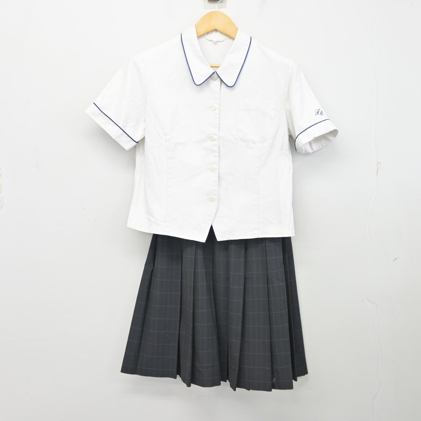 【中古】佐賀県 鳥栖商業高等学校 女子制服 2点 (ブラウス・スカート) sf097751