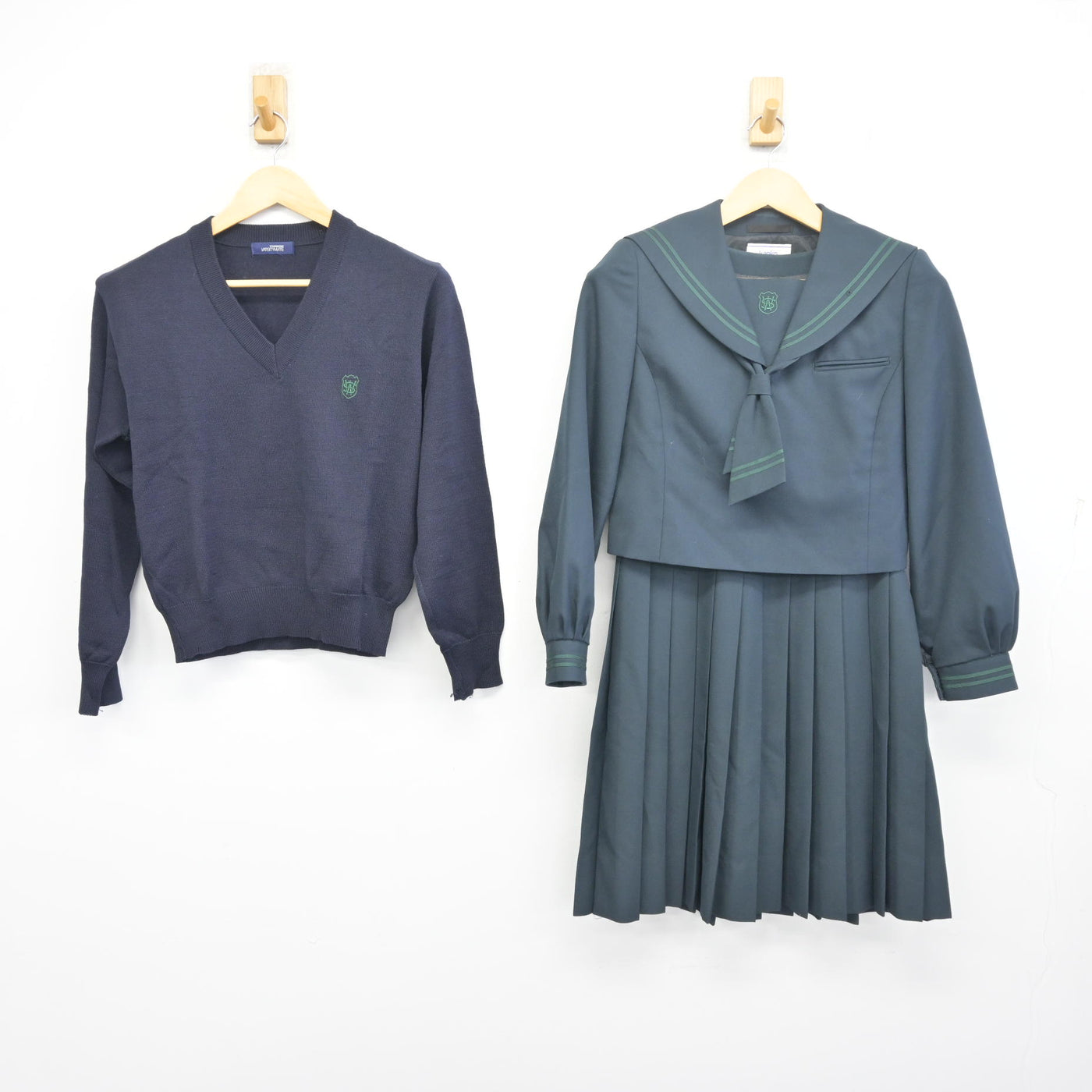 【中古】福岡県 西南学院中学校 女子制服 4点 (セーラー服・ニット・ジャンパースカート) sf097852