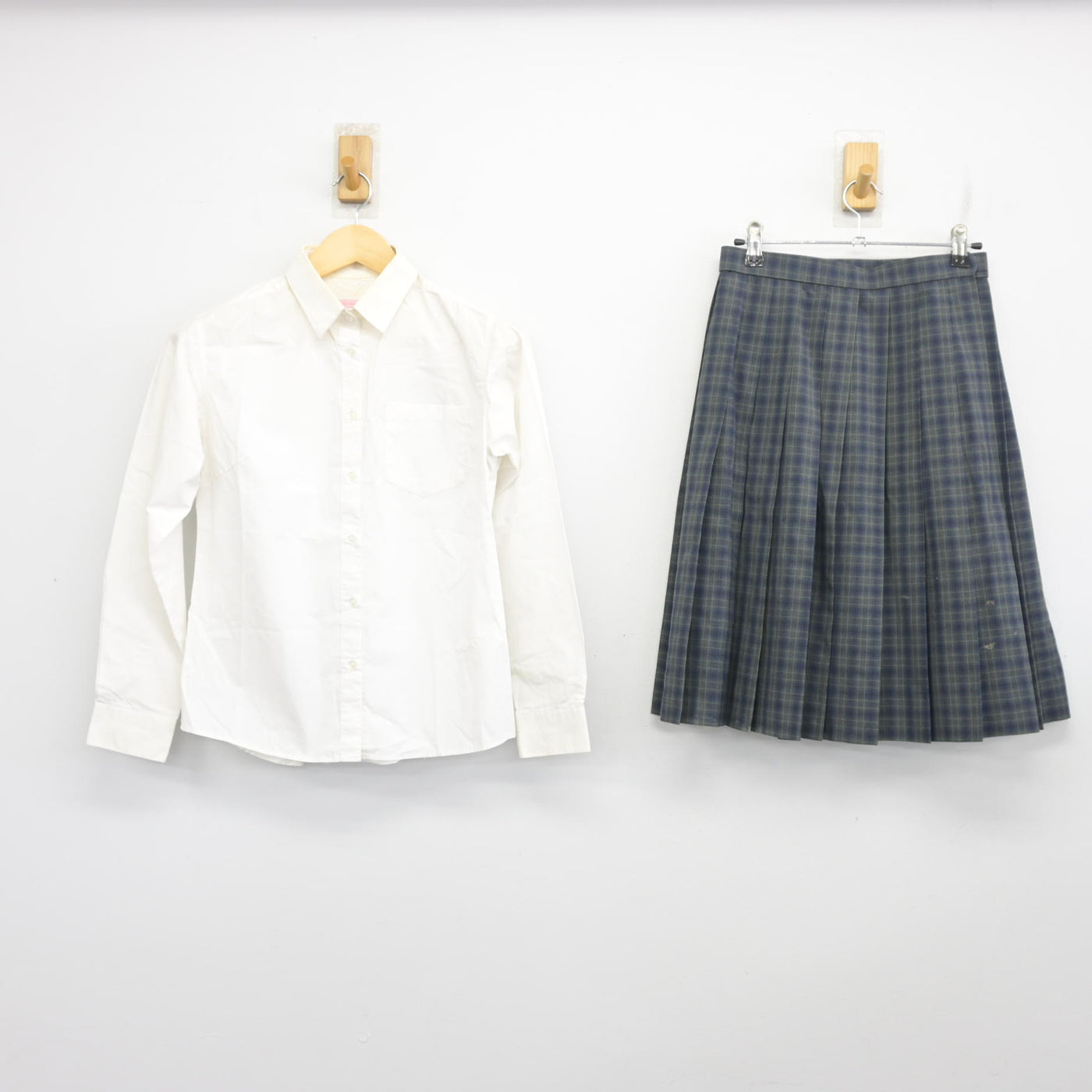 【中古】東京都 小平第三中学校 女子制服 2点 (シャツ・スカート) sf097891