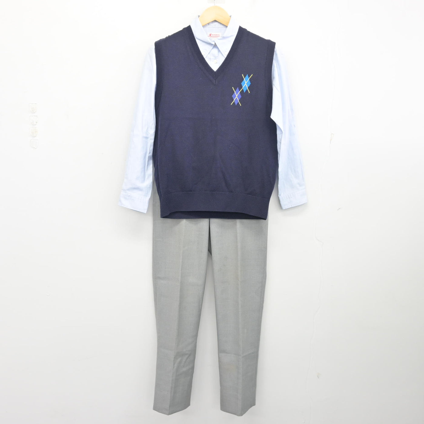 【中古】神奈川県 聖セシリア女子高等学校 女子制服 3点 (ニットベスト・シャツ・ズボン) sf097895