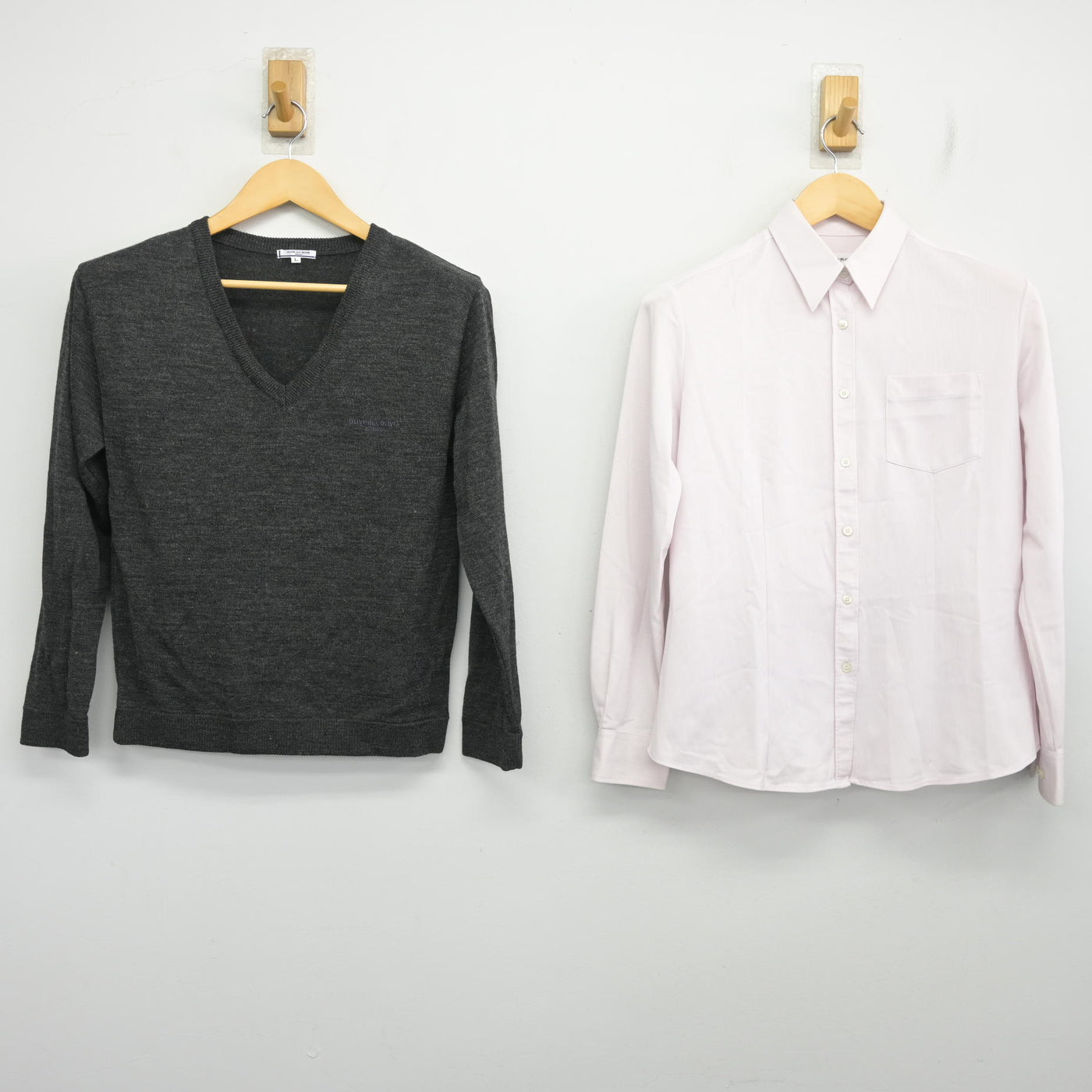 【中古】埼玉県 秋草学園高等学校 女子制服 2点 (ニット・ブラウス) sf098003