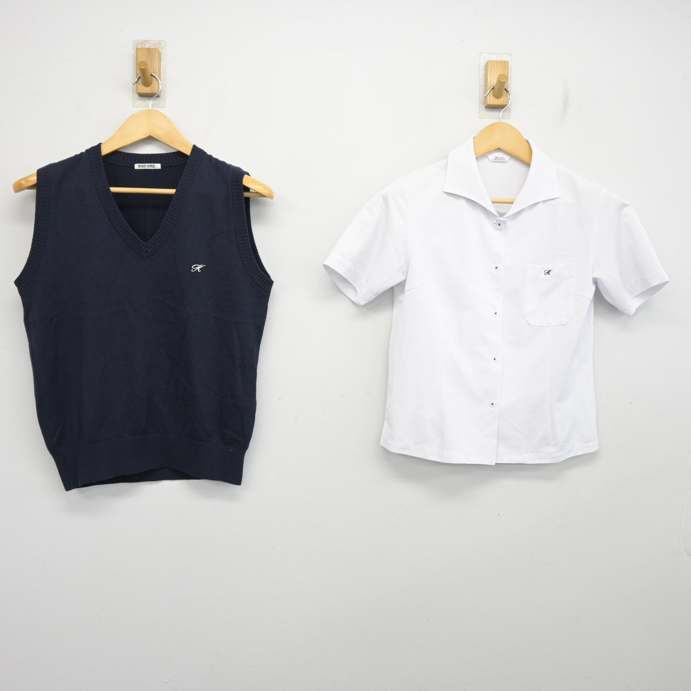 【中古】福岡県 古賀竟成館高等学校 女子制服 2点 (ニットベスト・シャツ) sf098081