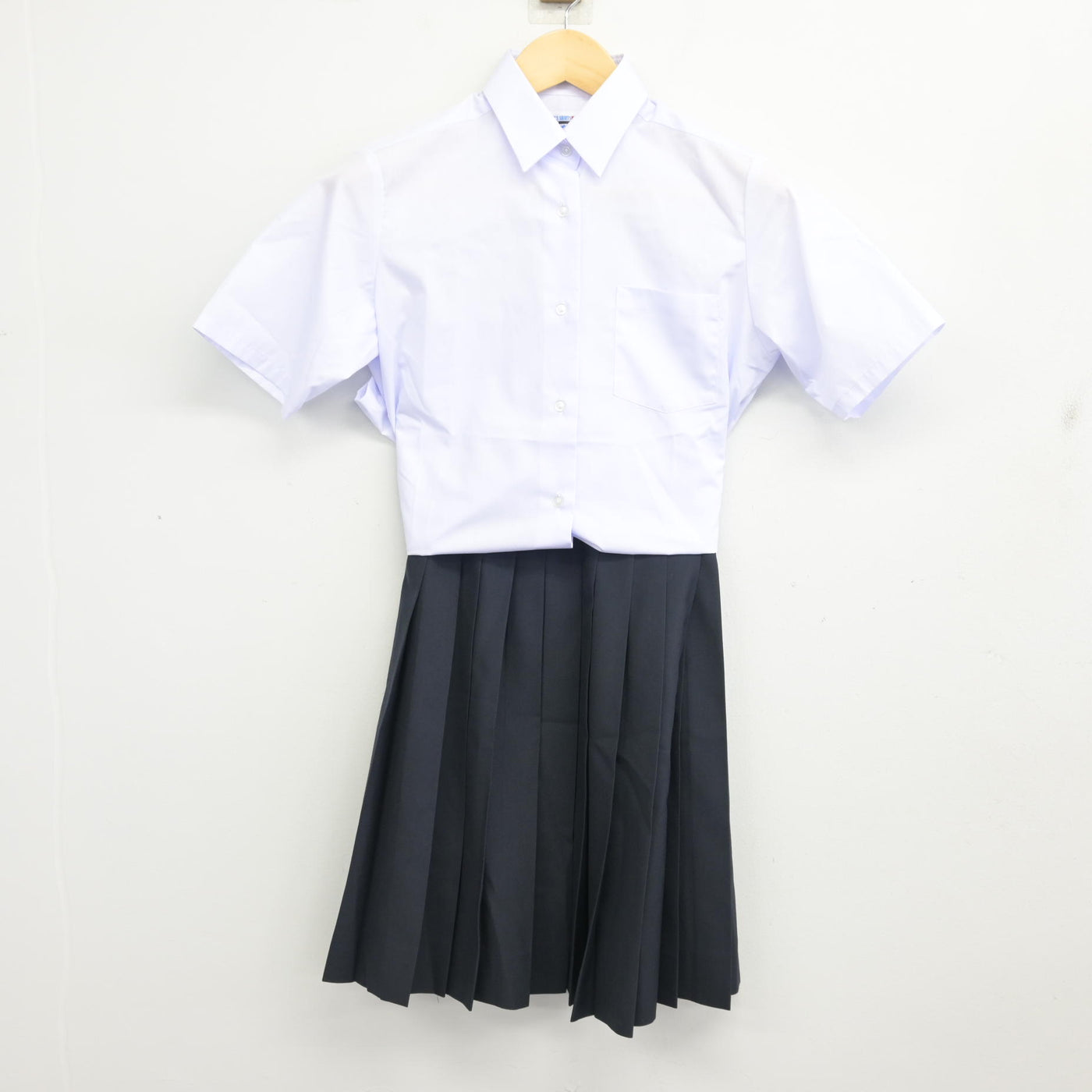 【中古】 学校名不明 女子制服 2点 (シャツ・スカート) sf098188