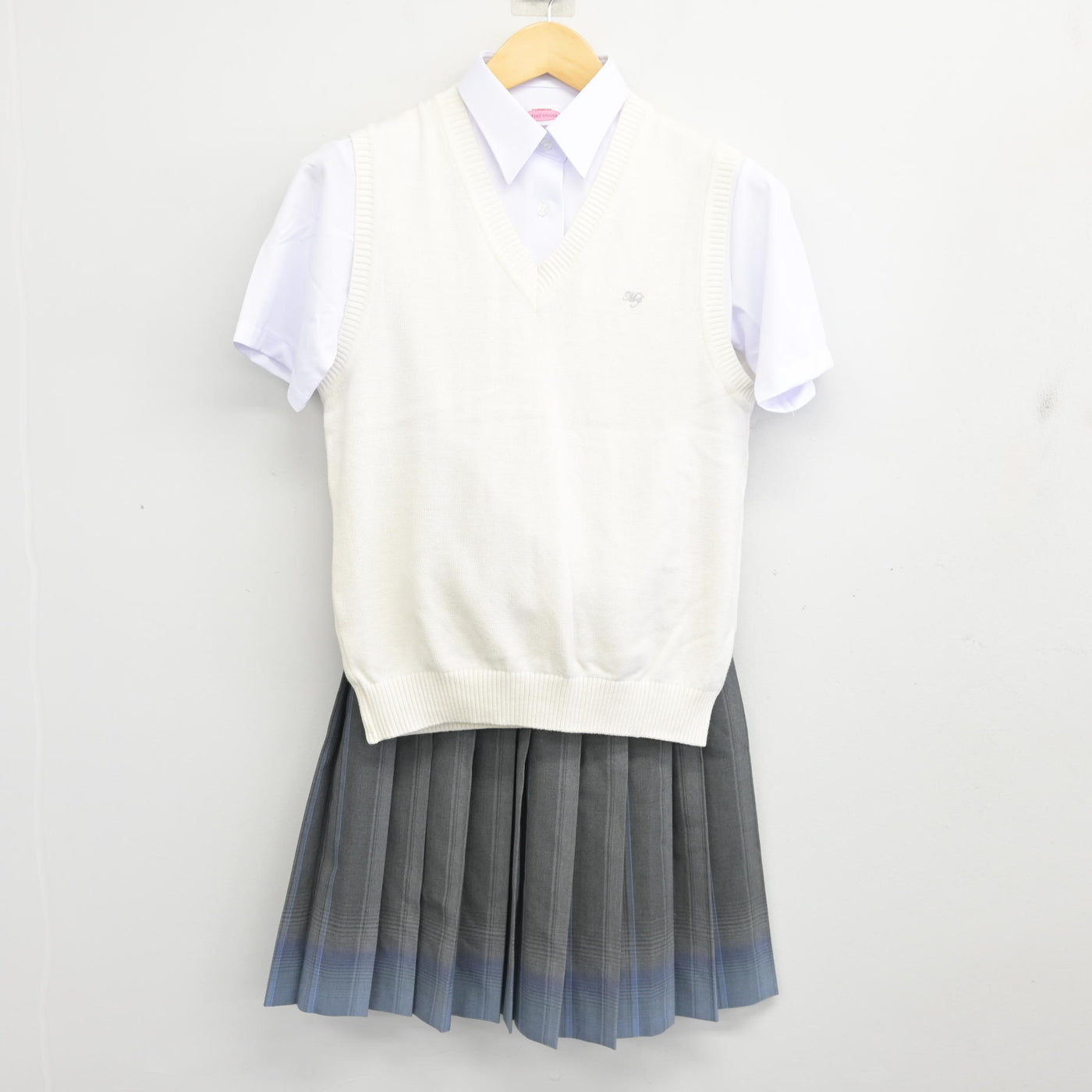 【中古】神奈川県 聖園女学院中学校・高等学校 女子制服 3点 (ニットベスト・シャツ・スカート) sf098202
