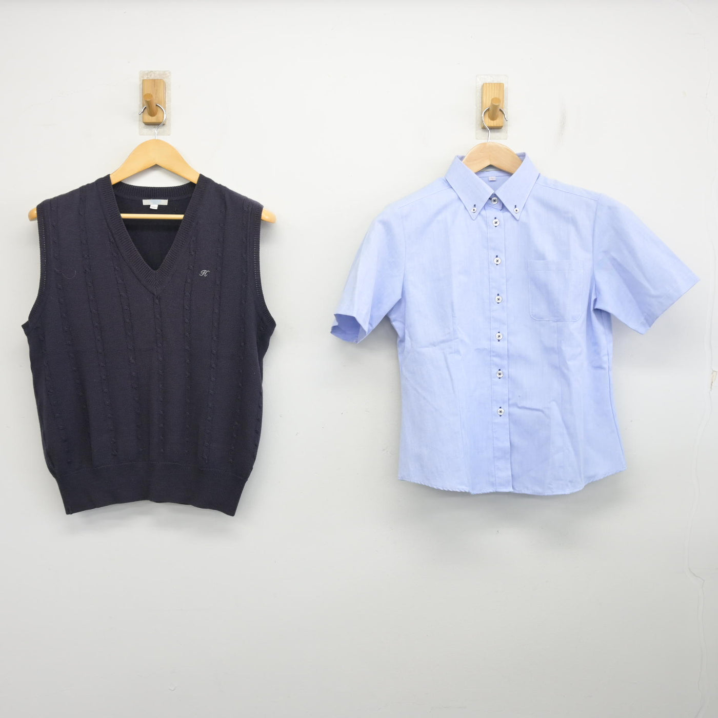 【中古】神奈川県 白鵬女子高等学校 女子制服 2点 (ニットベスト・シャツ) sf098807