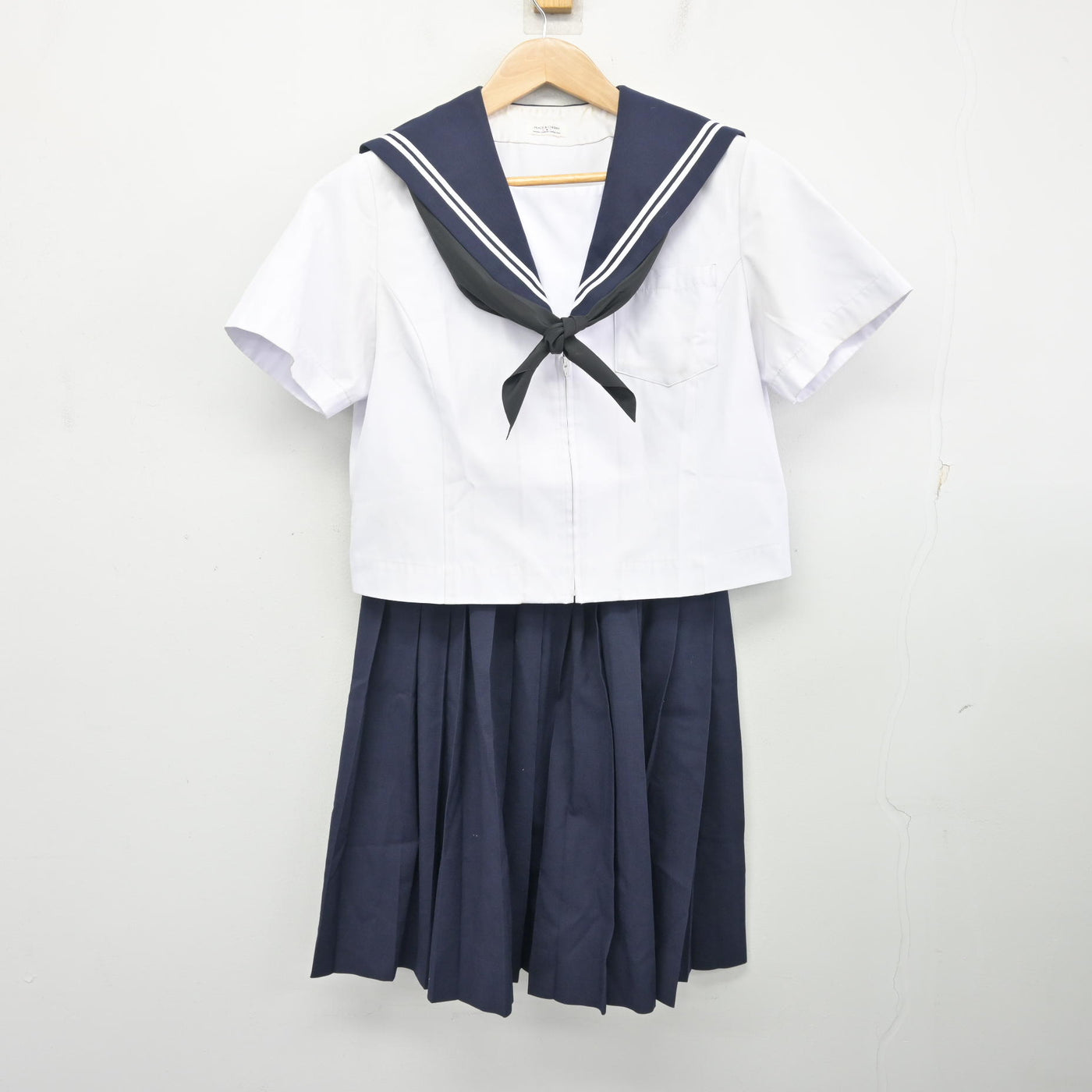 【中古】愛知県 横須賀中学校 女子制服 3点 (セーラー服・スカート) sf099173