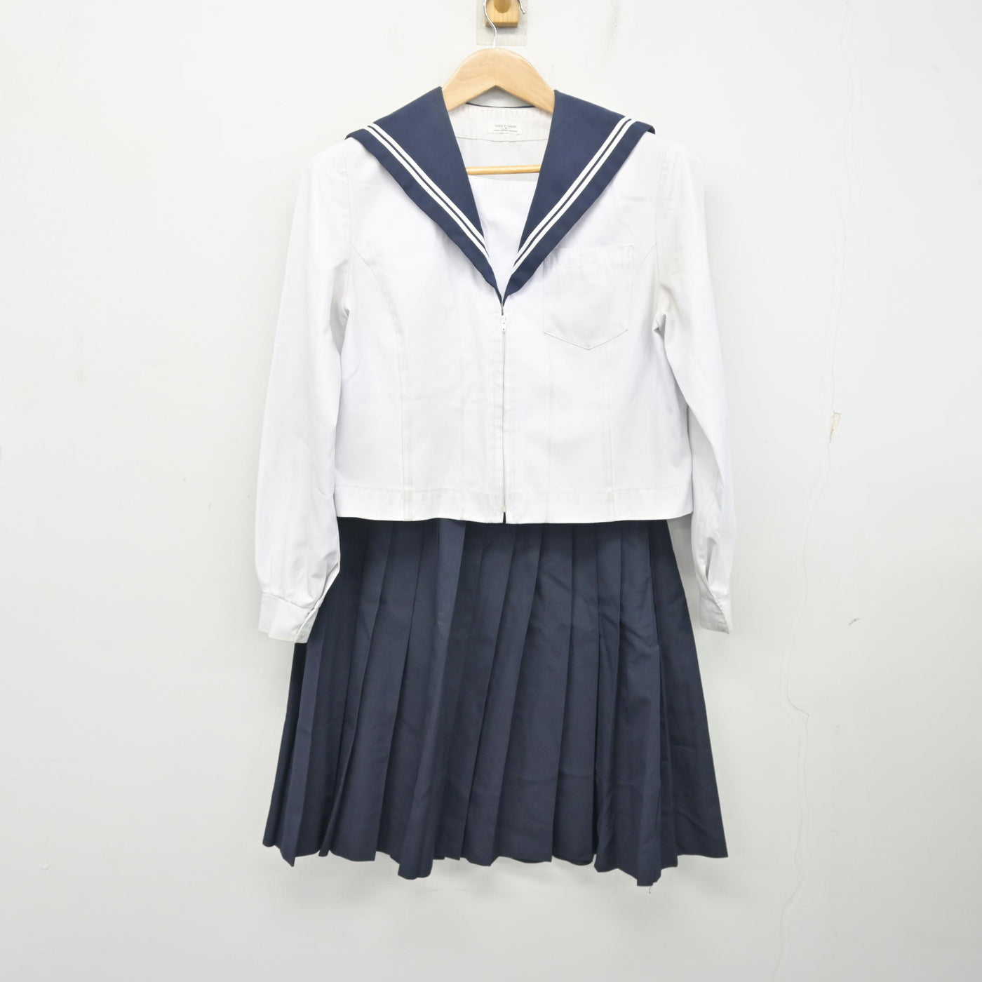 【中古】愛知県 横須賀中学校 女子制服 2点 (セーラー服・スカート) sf099181