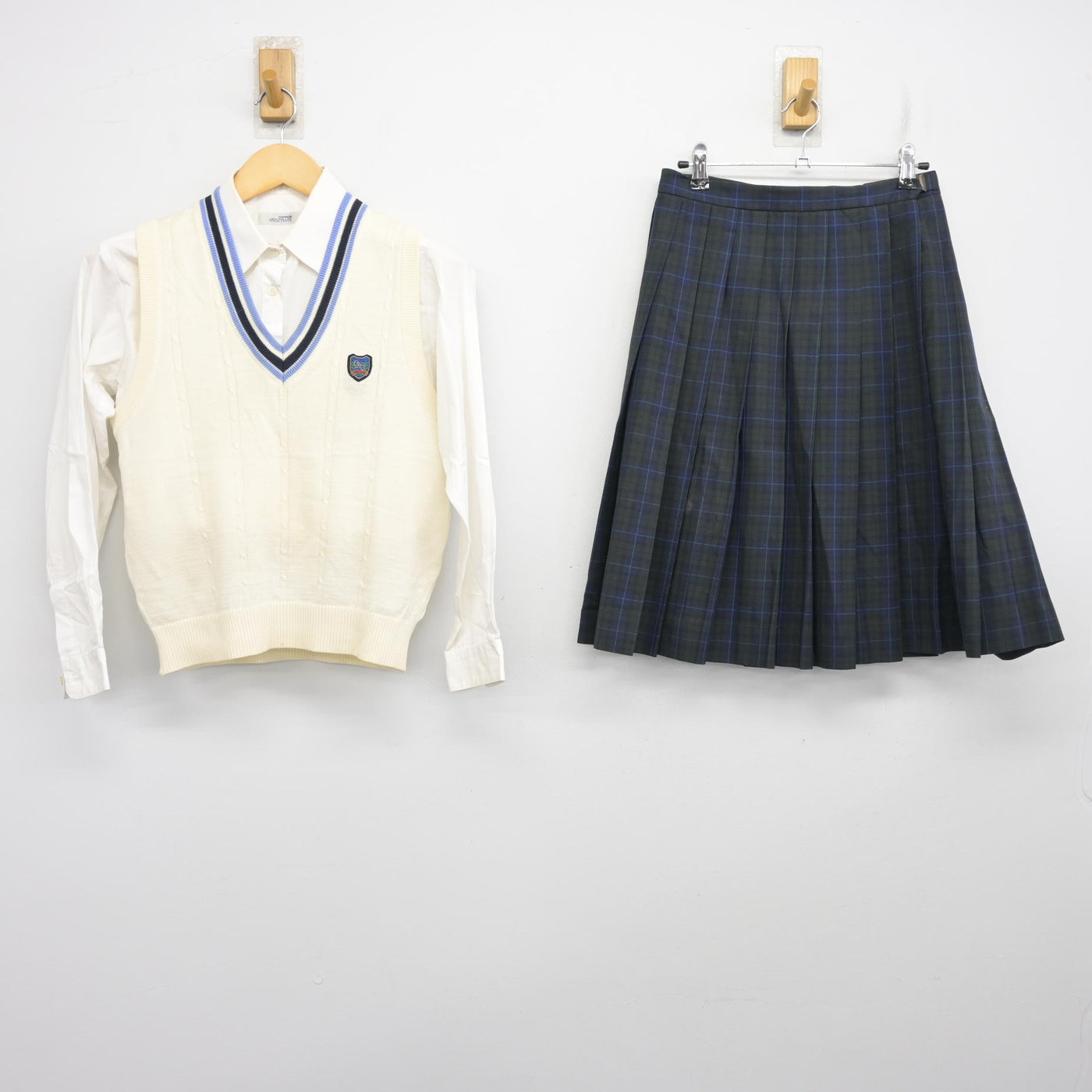 中古】沖縄県 小禄高等学校 女子制服 3点 (ニットベスト・シャツ 