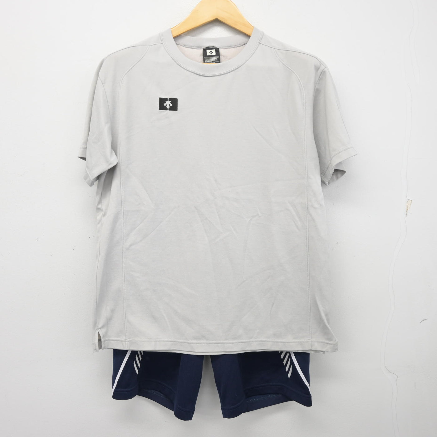 【中古】  クラーク記念国際高等学校 女子制服 2点 (体操服 上・体操服 下) sf099578