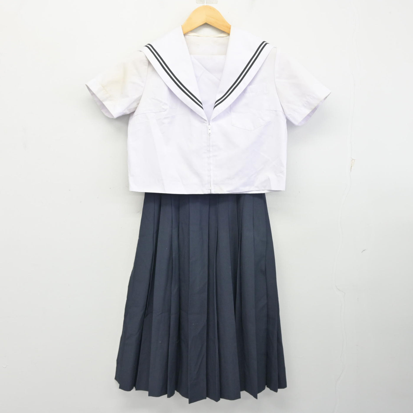 【中古】愛知県 志段味中学校 女子制服 2点 (セーラー服・スカート) sf099815
