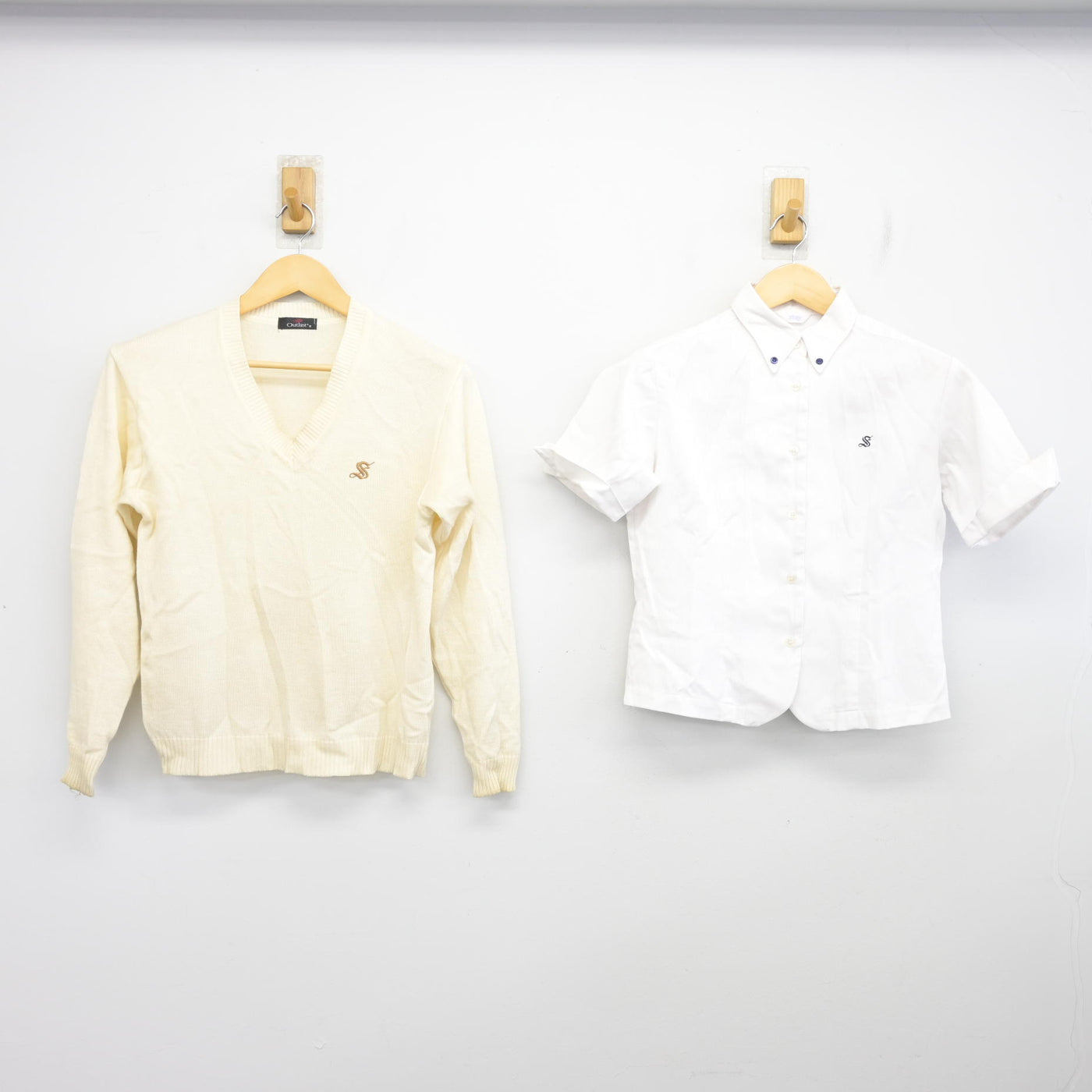 【中古】栃木県 作新学院高等学校 女子制服 2点 (ニット・シャツ) sf100124