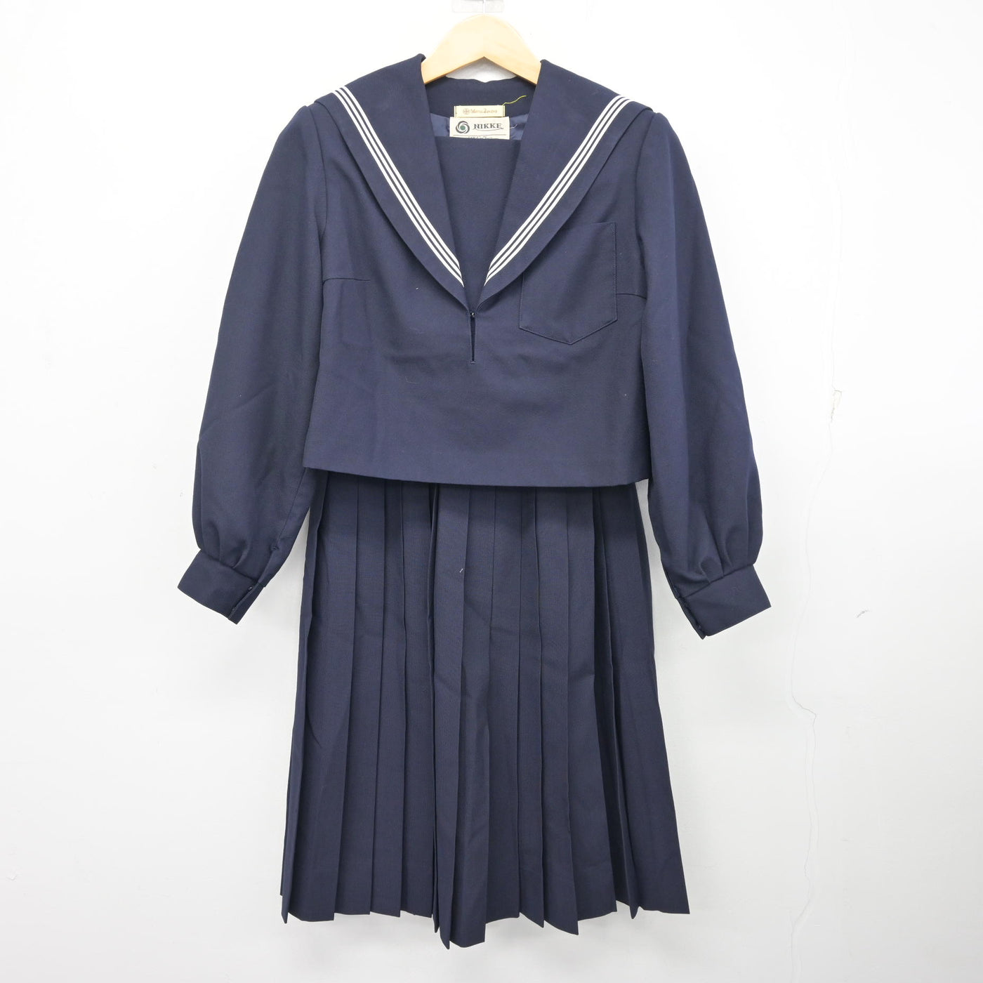 【中古】 学校名不明 女子制服 2点 (セーラー服・スカート) sf101094