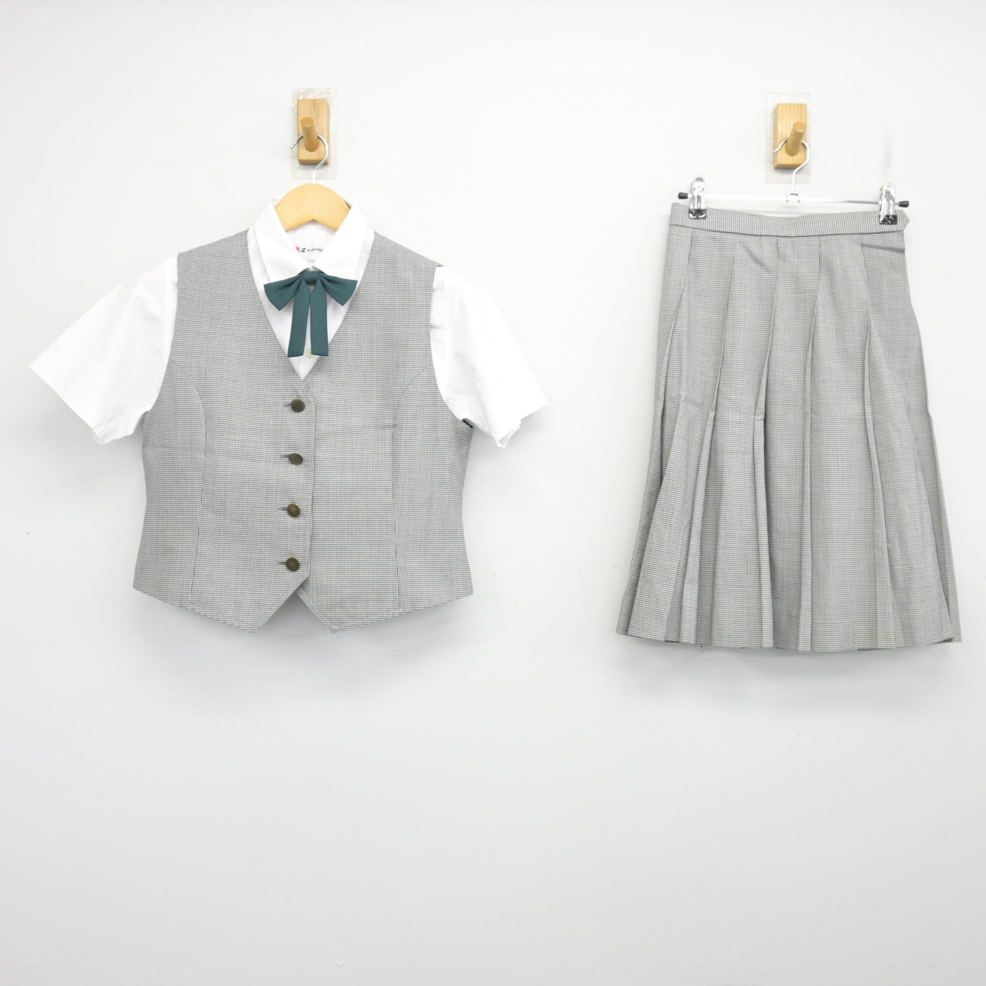【中古】岡山県 岡山城東高等学校 女子制服 4点 (ベスト・シャツ・スカート) sf101098