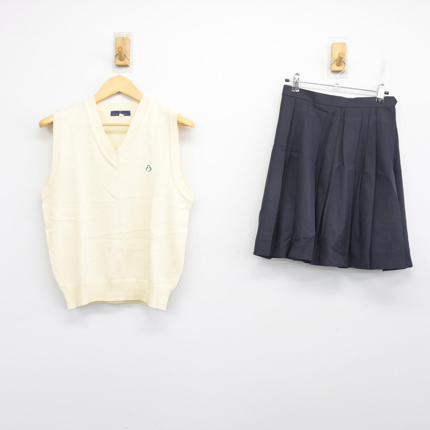 【中古】大阪府 牧野高等学校 女子制服 2点 (ニットベスト・スカート) sf101186