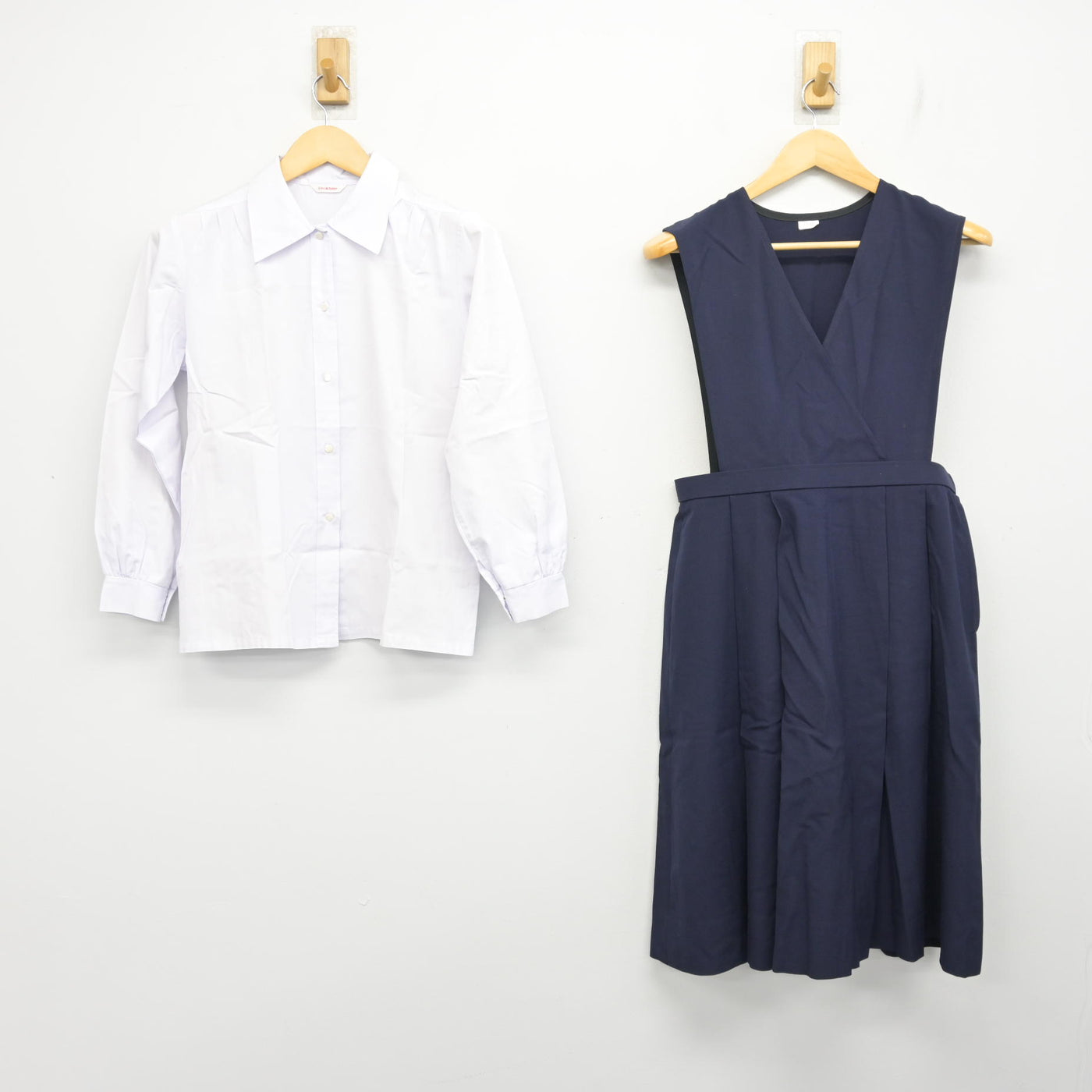 【中古】和歌山県 和歌山信愛高等学校 女子制服 2点 (シャツ・ジャンパースカート) sf101490