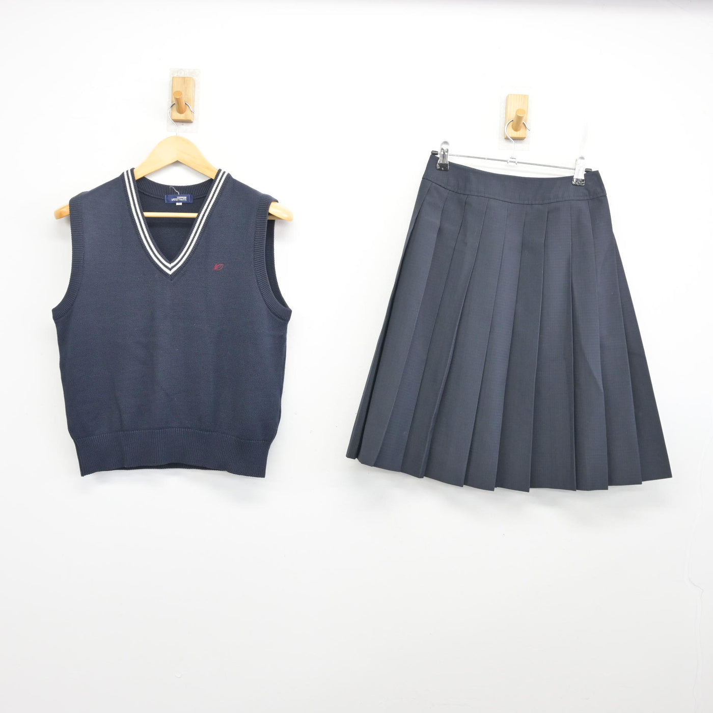 【中古】福岡県 福岡大学附属大濠高等学校 女子制服 2点 (ニットベスト・スカート) sf101627