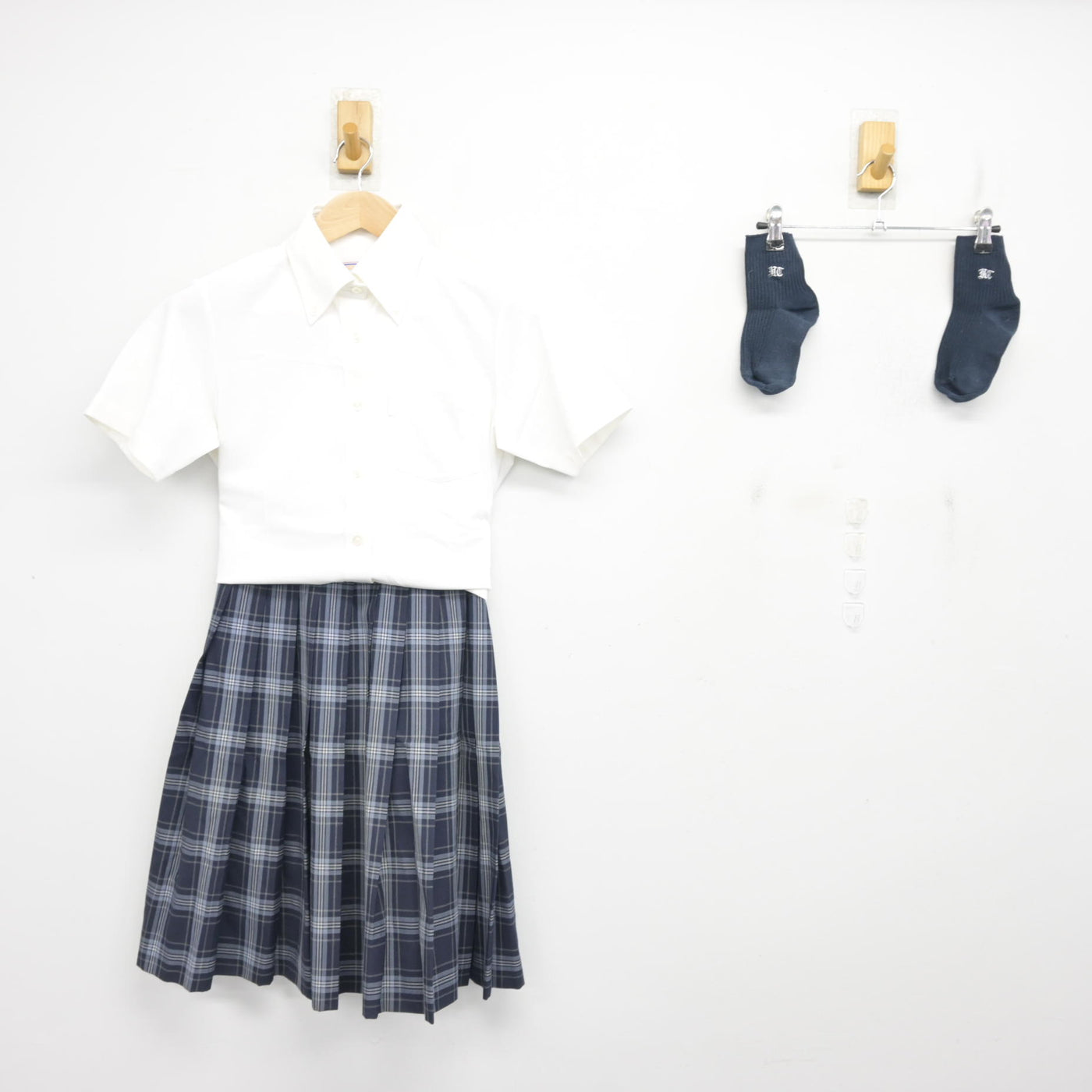 【中古】埼玉県 花咲徳栄高等学校 女子制服 3点 (シャツ・スカート) sf101815