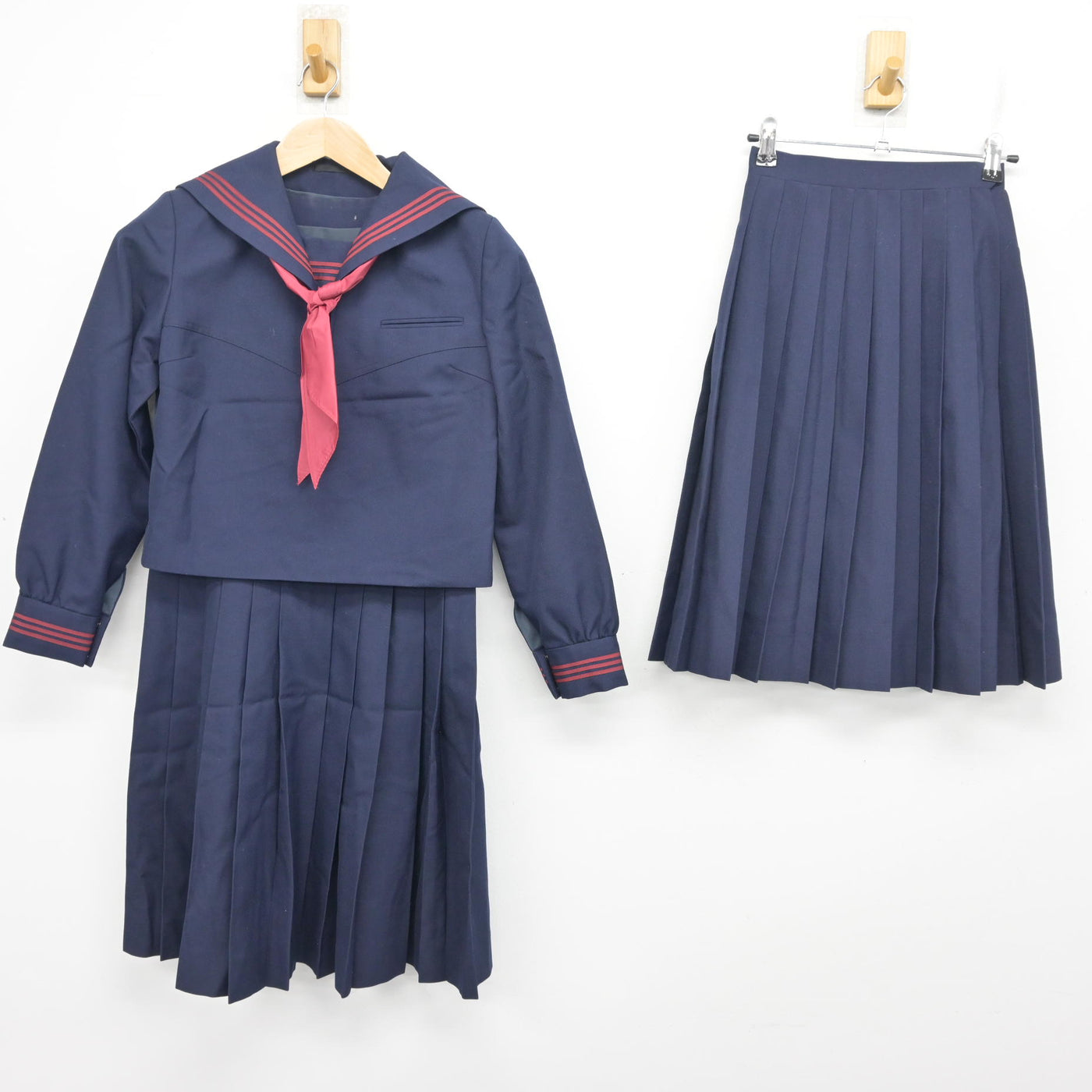 【中古】東京都 東田中学校 女子制服 4点 (セーラー服・ジャンパースカート・スカート) sf102431