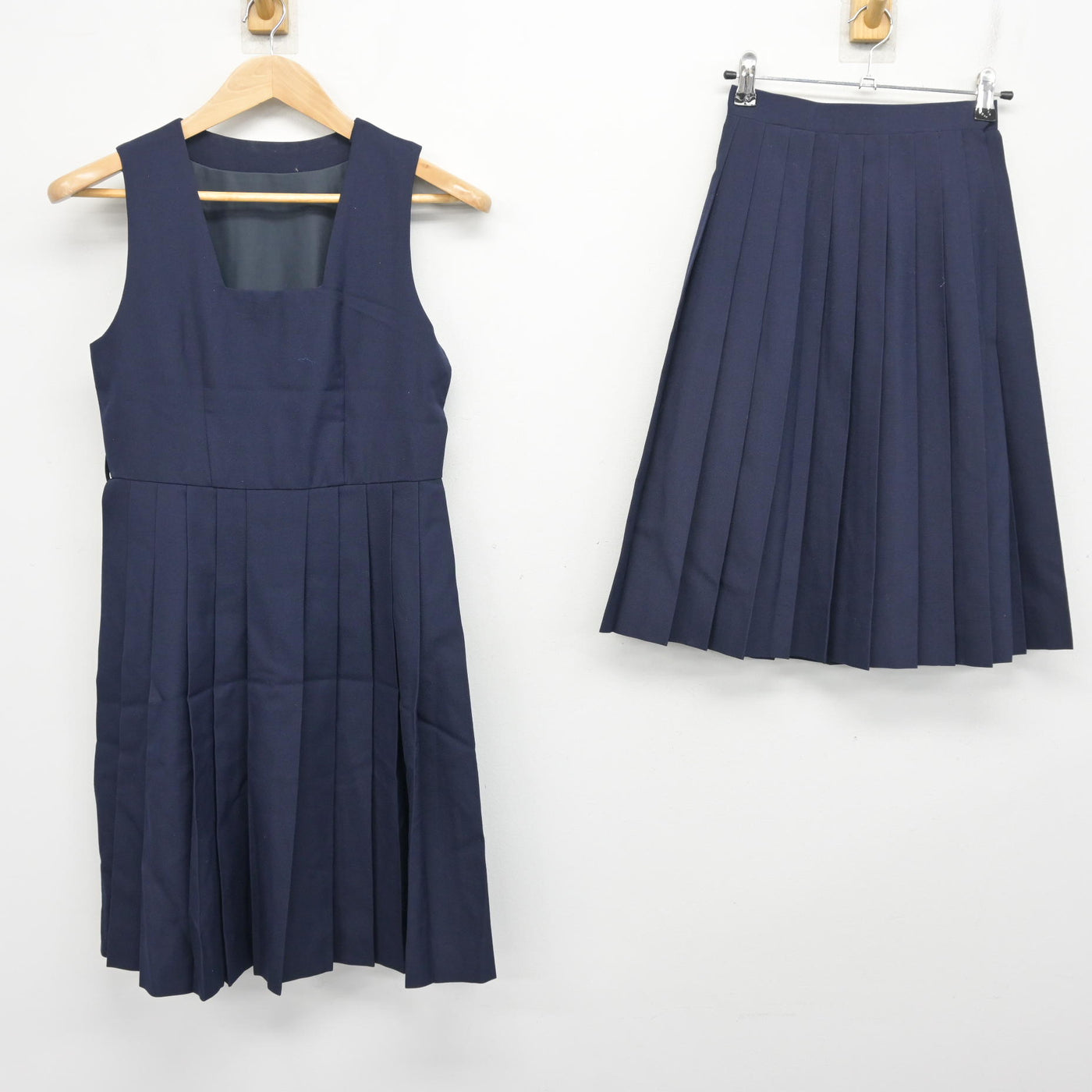 【中古】東京都 東田中学校 女子制服 4点 (セーラー服・ジャンパースカート・スカート) sf102431