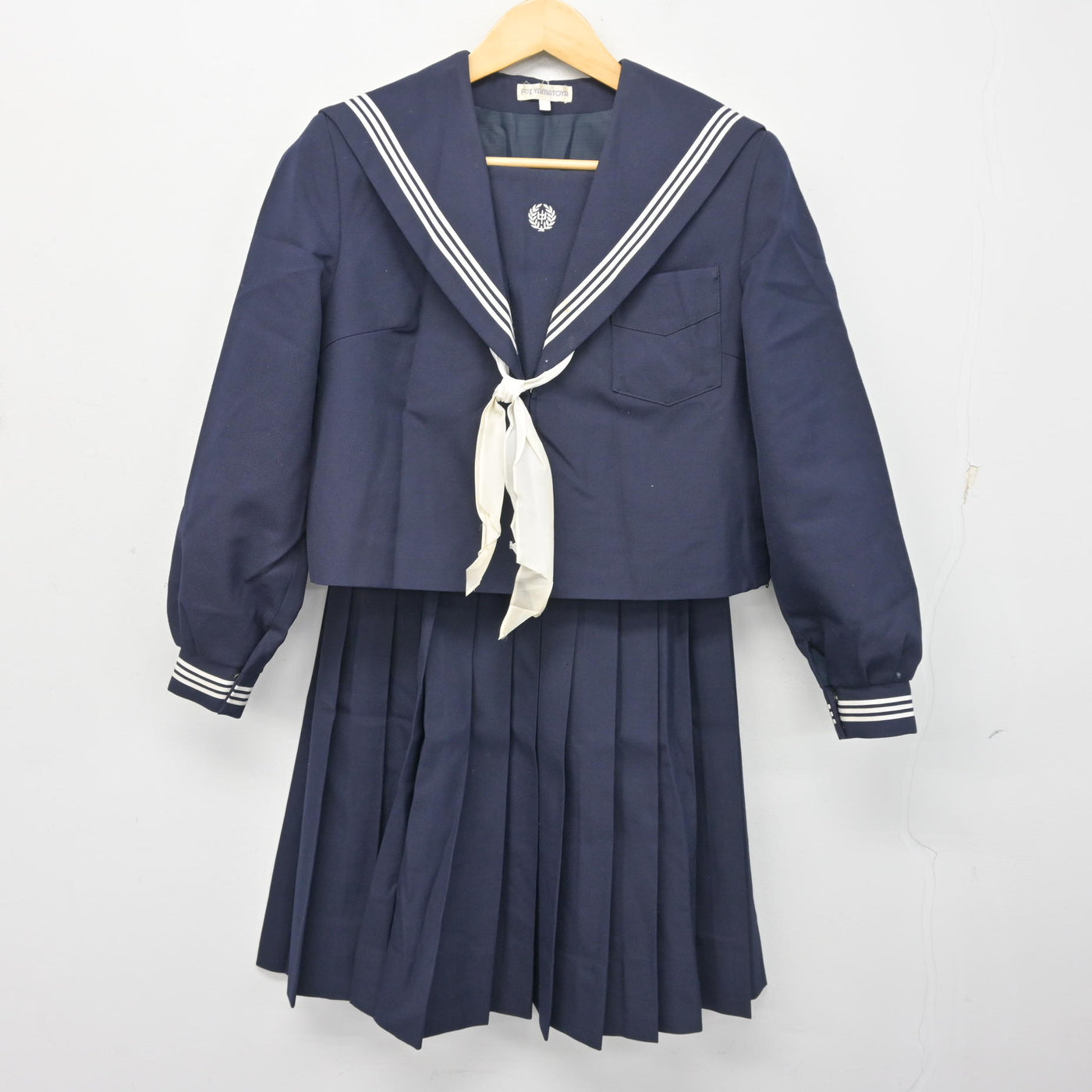 【中古】佐賀県 鬼塚中学校 女子制服 3点 (セーラー服・スカート) sf102460