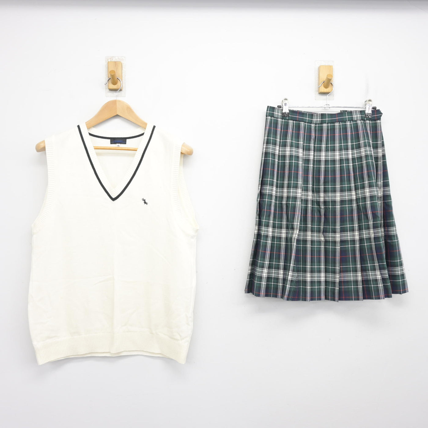 中古】鹿児島県 神村学園高等部 女子制服 2点 (ニットベスト・スカート 
