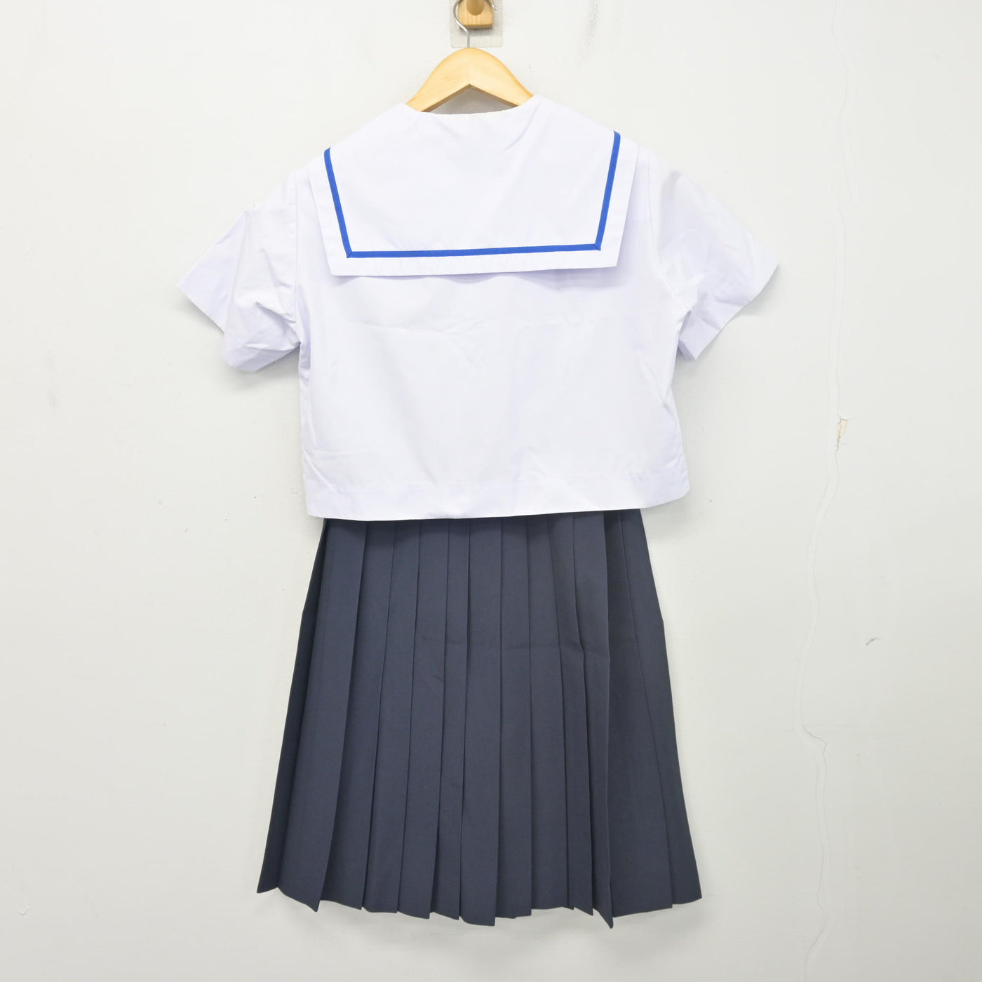 【中古】岐阜県 笠松中学校 女子制服 2点 (セーラー服・スカート) sf103093