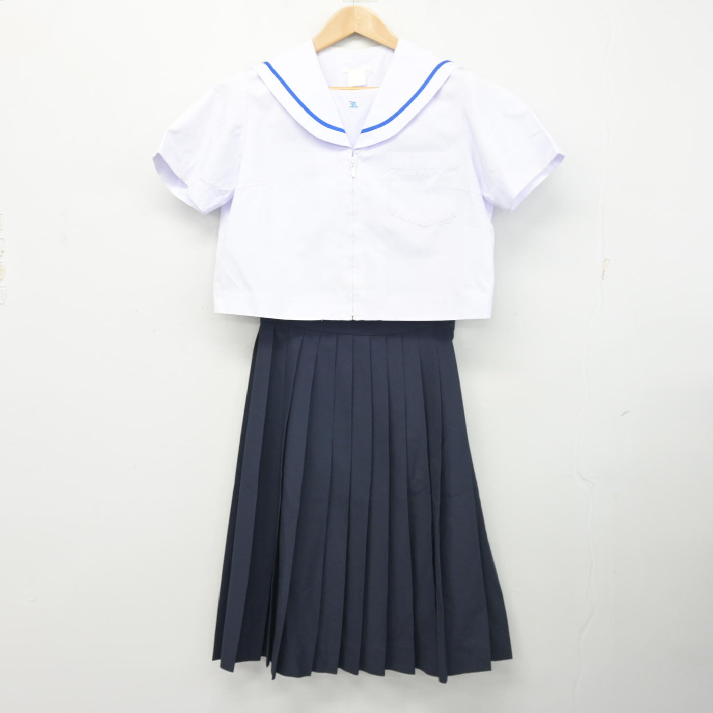 【中古】岐阜県 笠松中学校 女子制服 2点 (セーラー服・スカート) sf103094