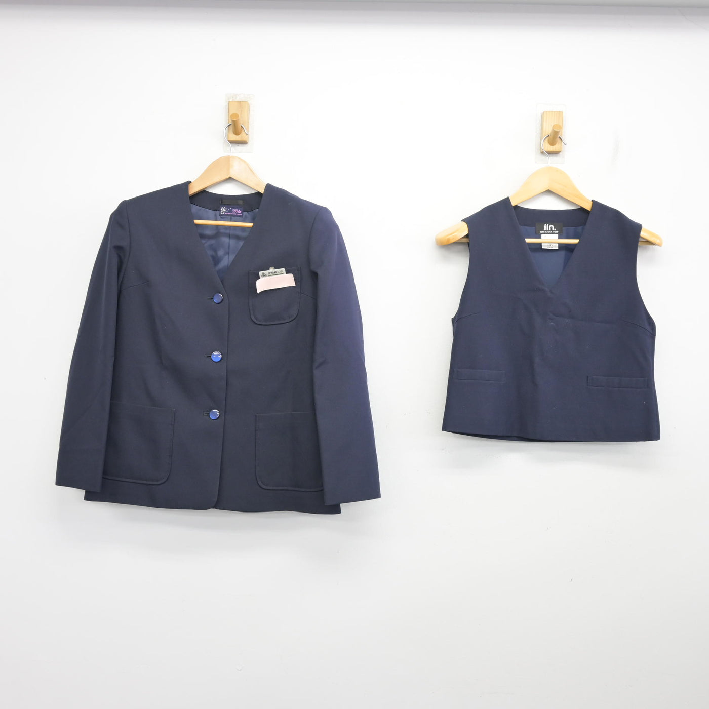 【中古】群馬県 伊勢崎市立第二中学校 女子制服 3点 (ブレザー・ベスト・スカート) sf103202