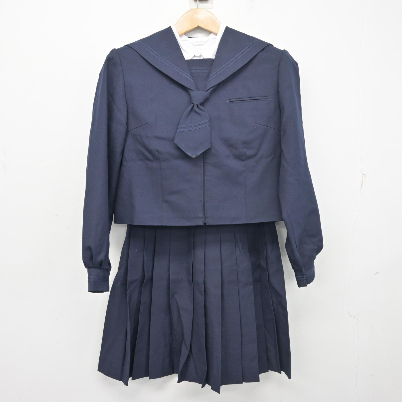 【中古】神奈川県 二宮西中学校 女子制服 4点 (セーラー服・シャツ・スカート) sf103446