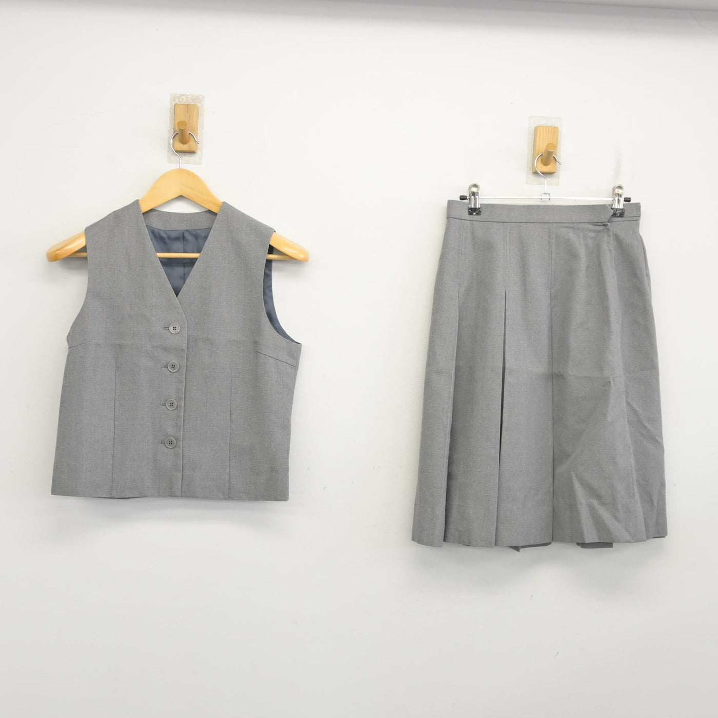 【中古】埼玉県 南陵中学校 女子制服 2点 (ベスト・スカート) sf103500