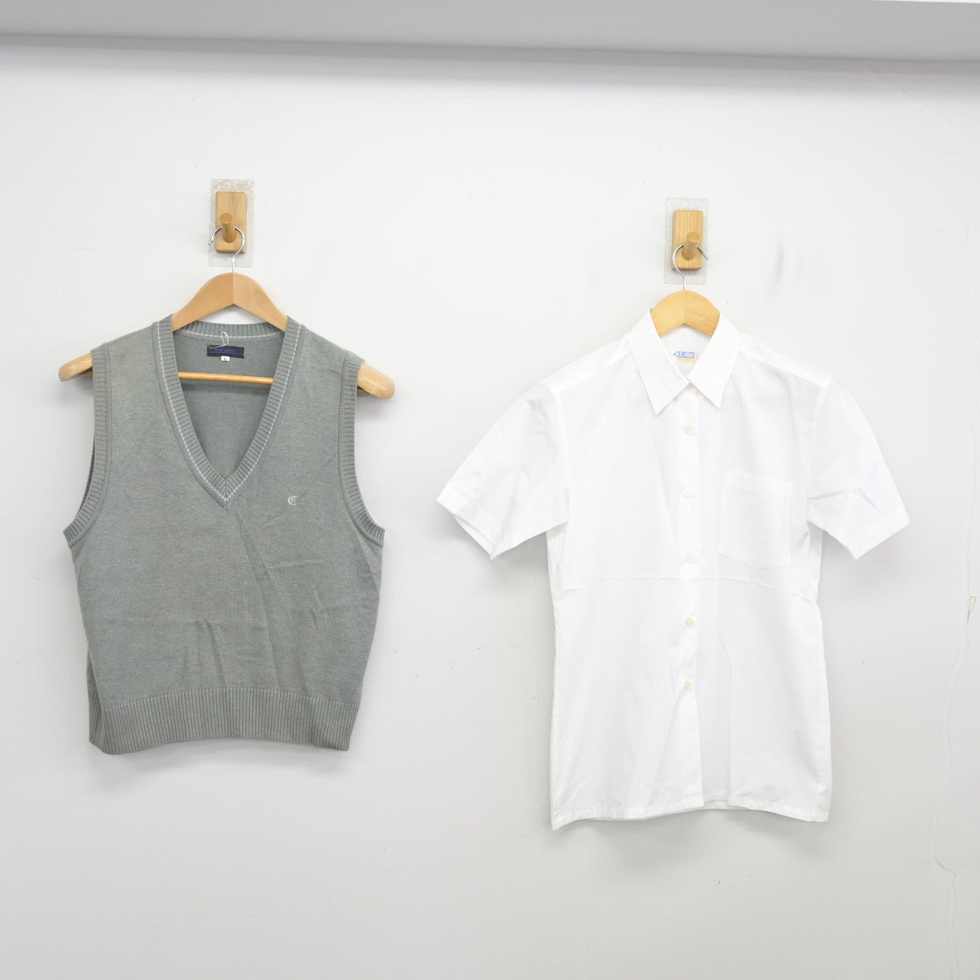 【中古】埼玉県 所沢中央高等学校 女子制服 2点 (ニットベスト・シャツ) sf103502