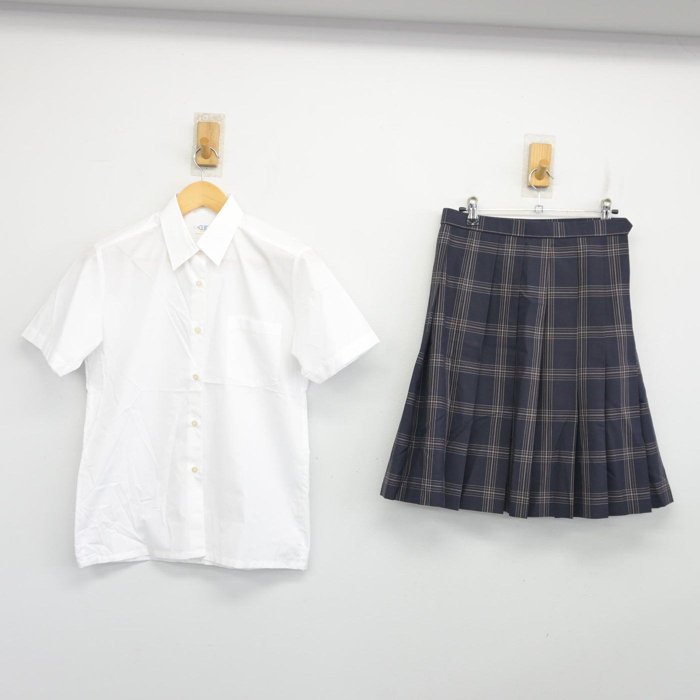 【中古】埼玉県 所沢中央高等学校 女子制服 2点 (シャツ・スカート) sf103504