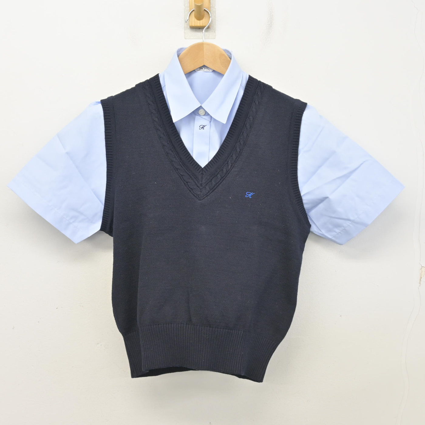 【中古】東京都 吉祥女子中学・高等学校 女子制服 2点 (ニットベスト・シャツ) sf103572